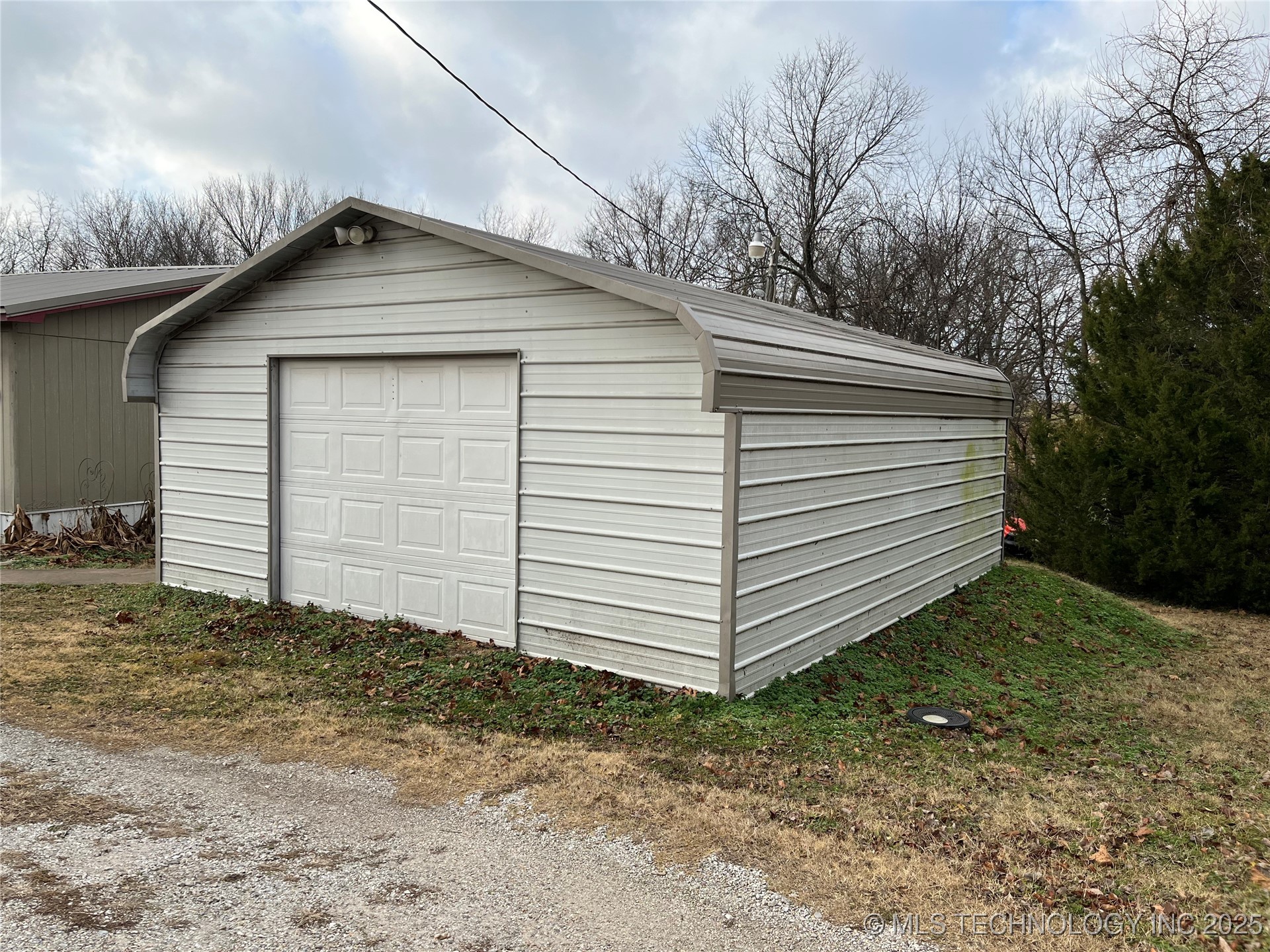 61901 E 288 Road Property Photo 2