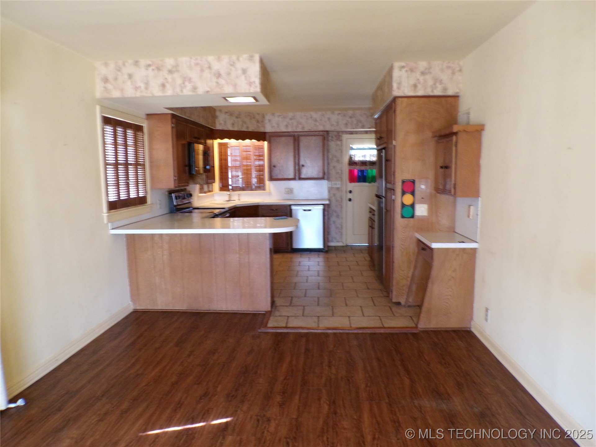 807 N Parkinson Avenue Property Photo 9