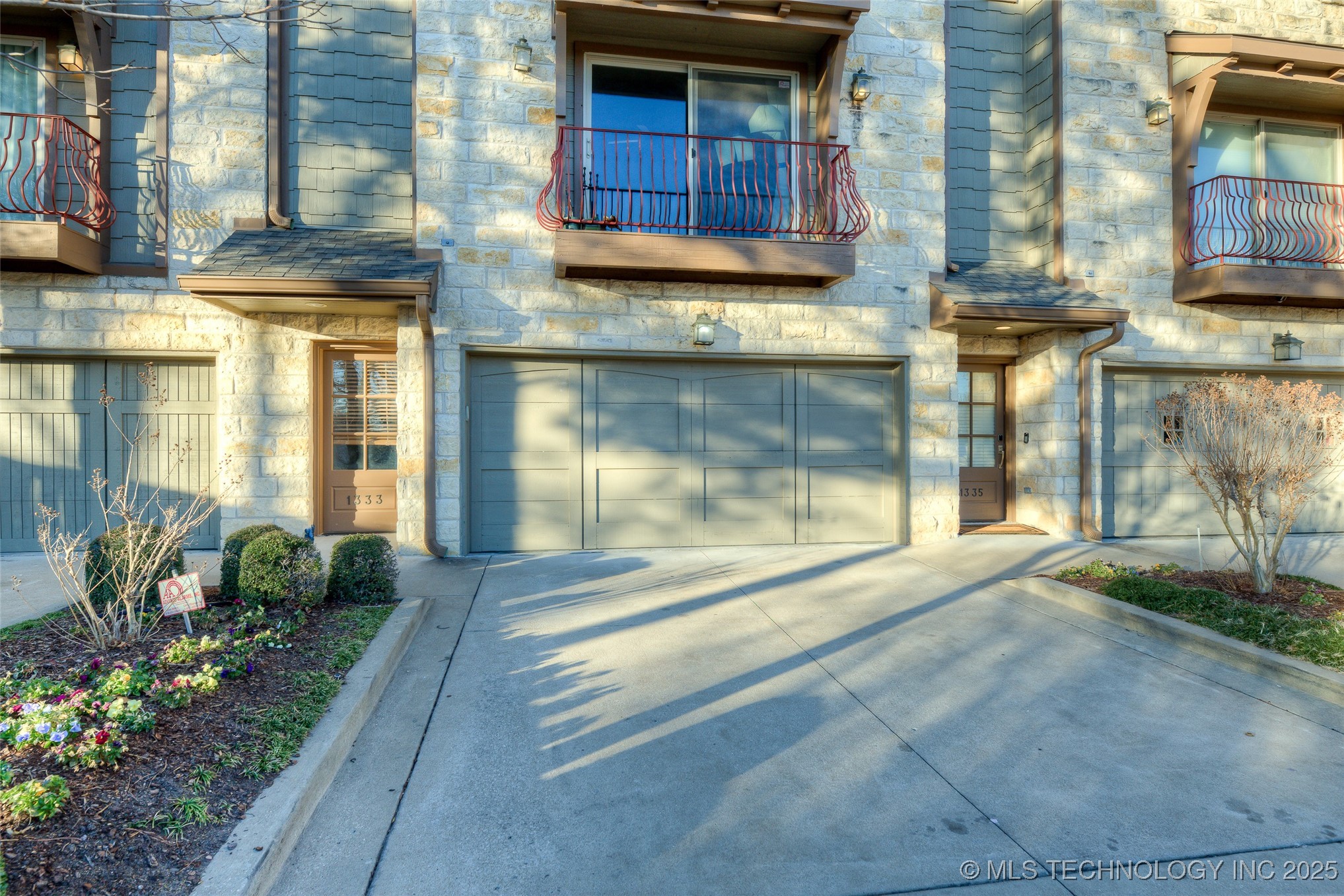 1333 E 41st Place Property Photo 2