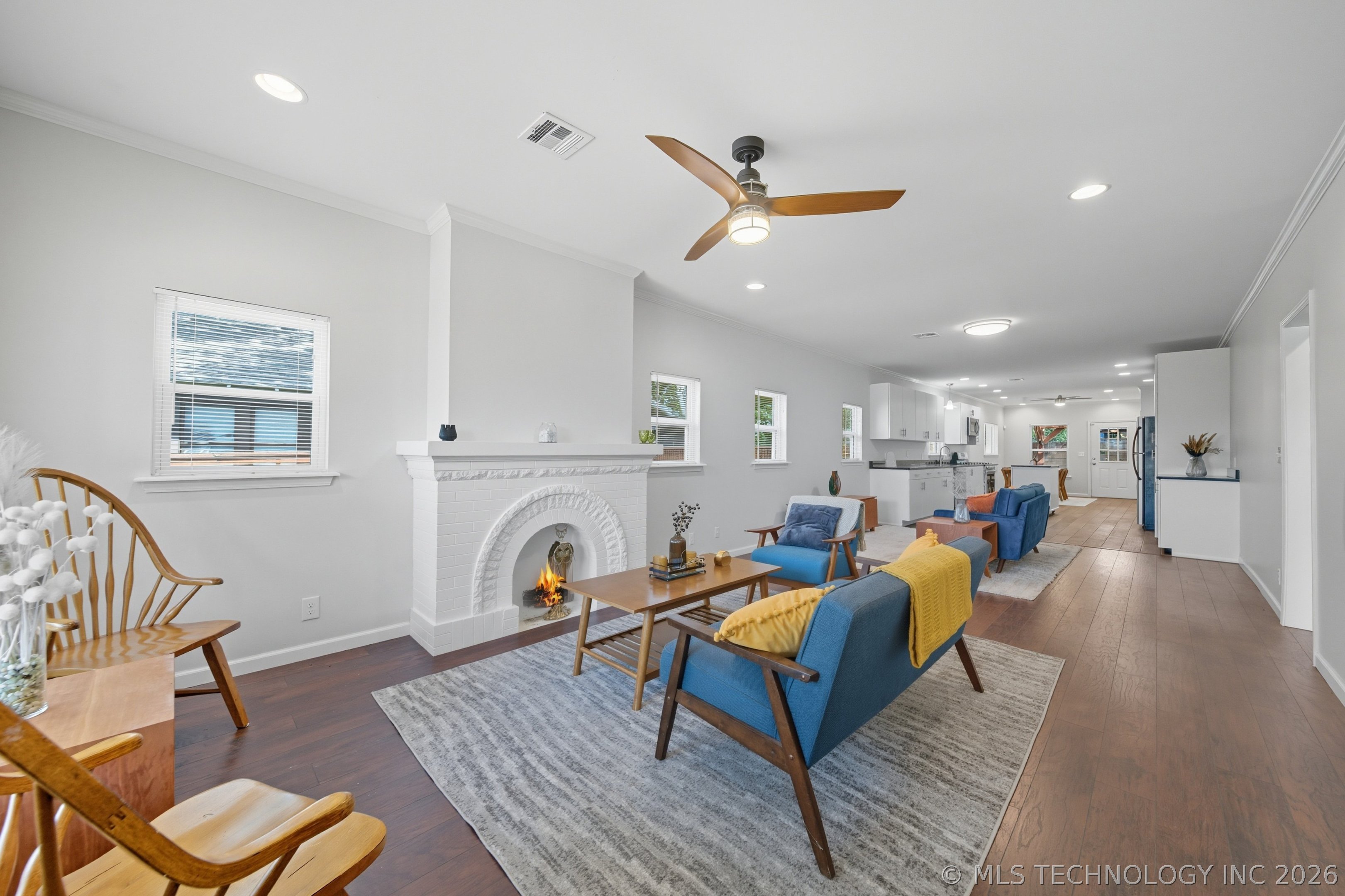 1135 S Lewis Place Property Photo 4