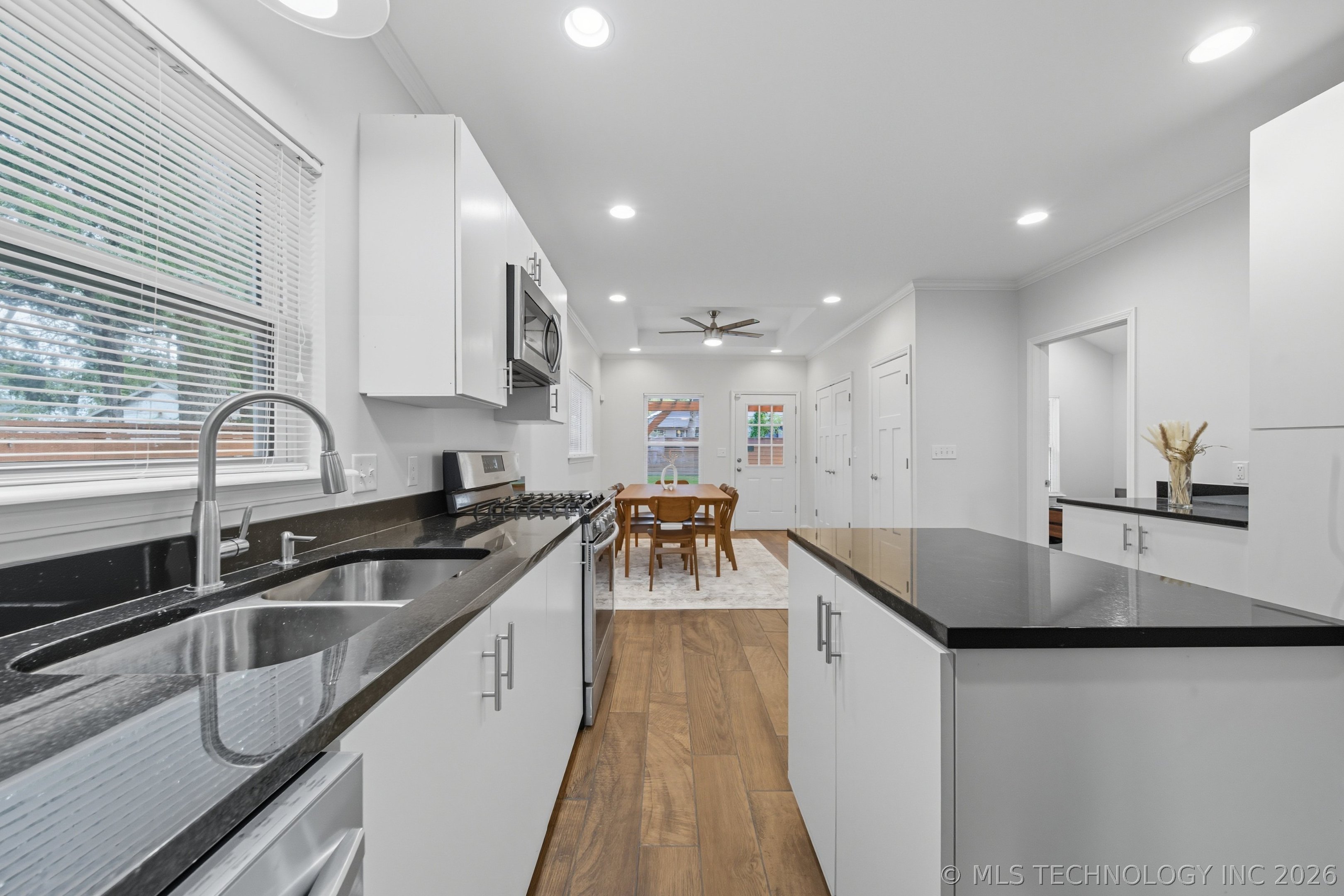 1135 S Lewis Place Property Photo 11