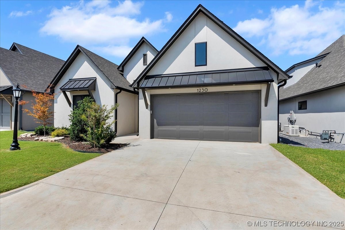 1230 N 71st Place Property Photo 4