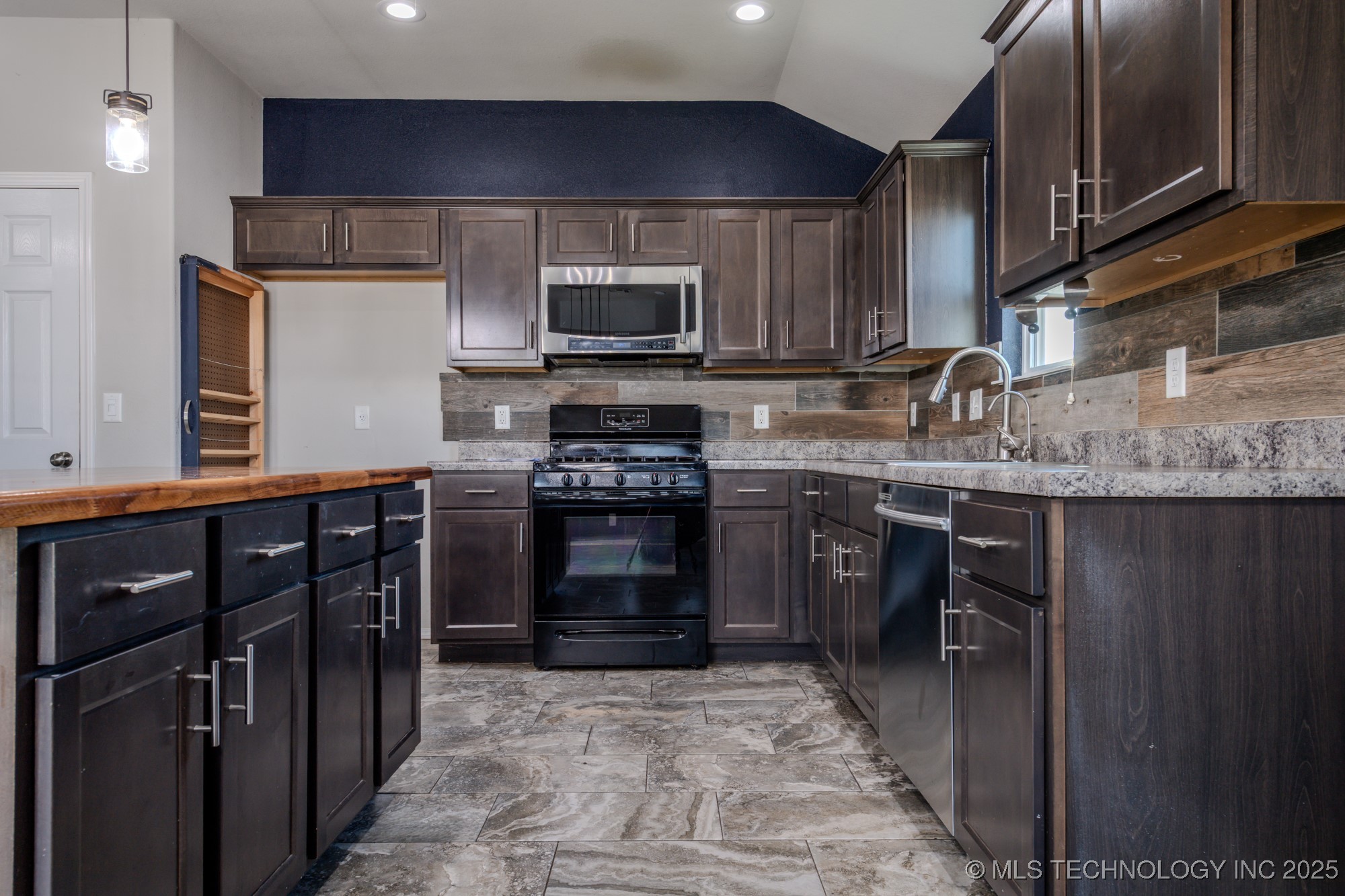 5811 E 146th Place S Property Photo 8