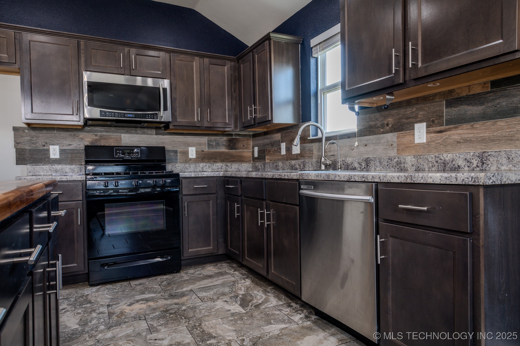 5811 E 146th Place S Property Photo 9