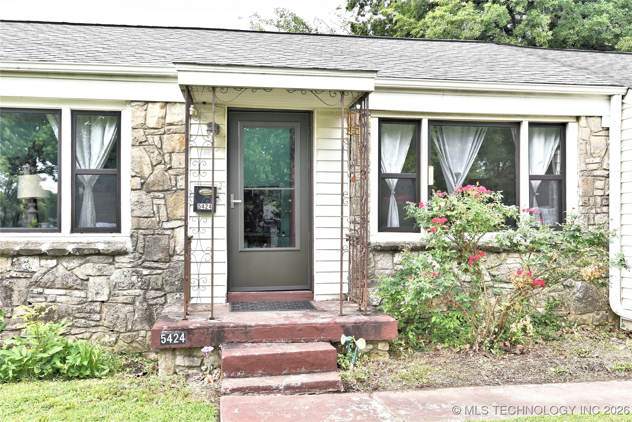 5424 E 7th Street Property Photo 3