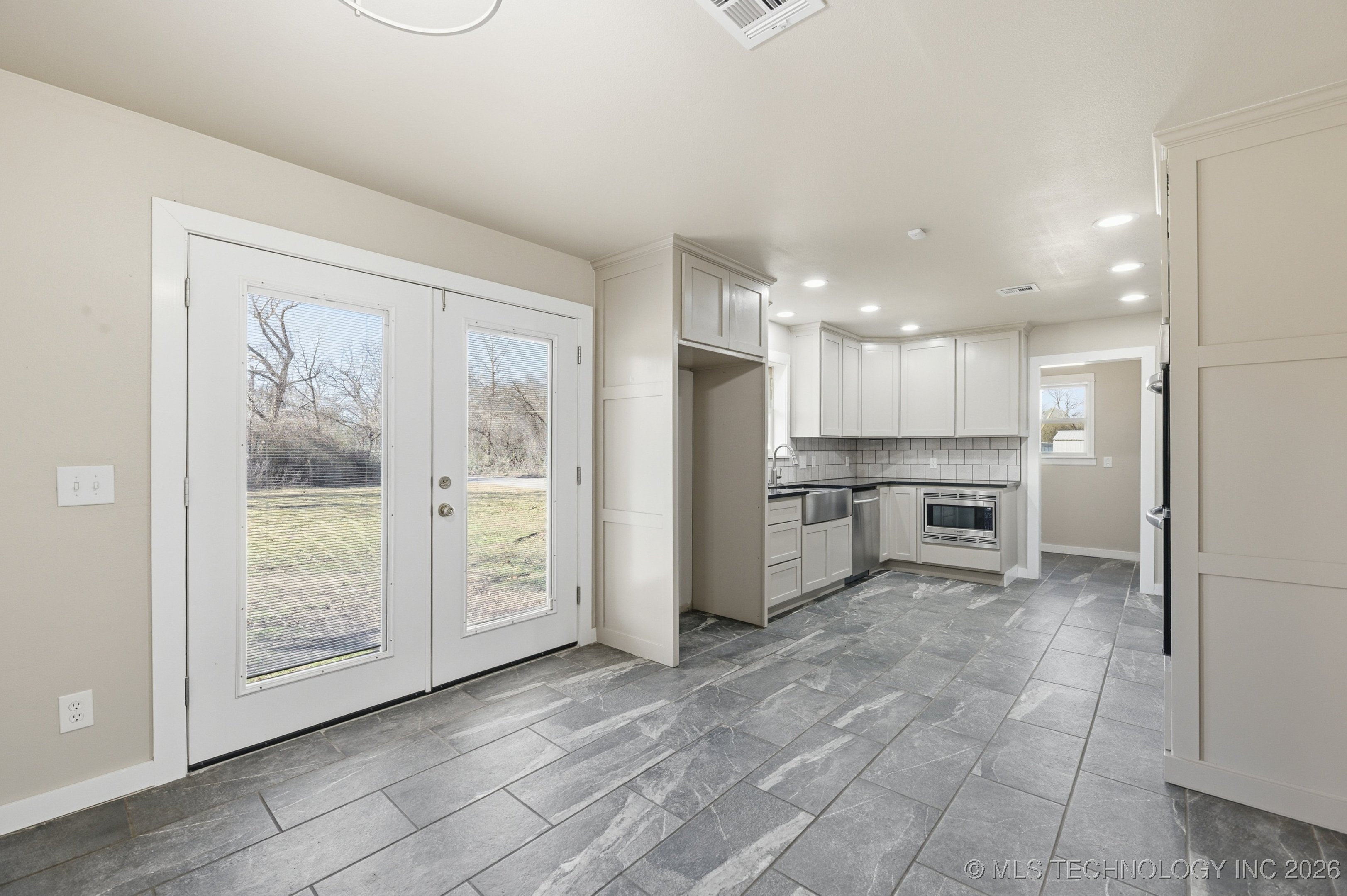 725 N 260 Road Property Photo 8