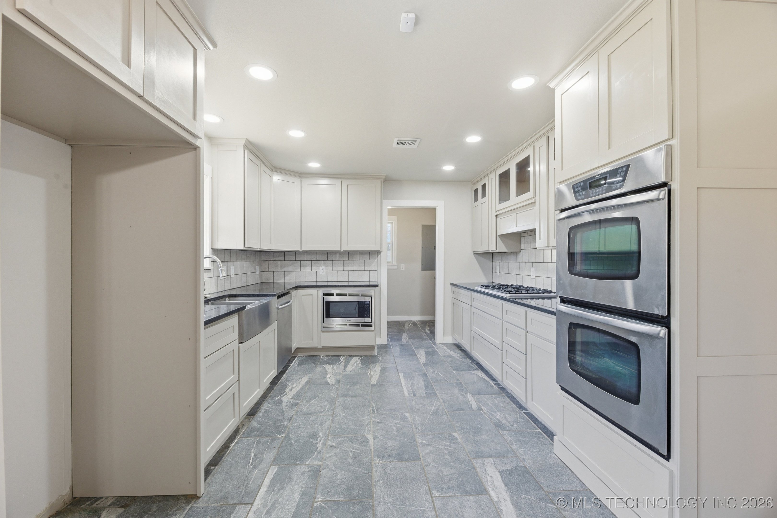 725 N 260 Road Property Photo 10