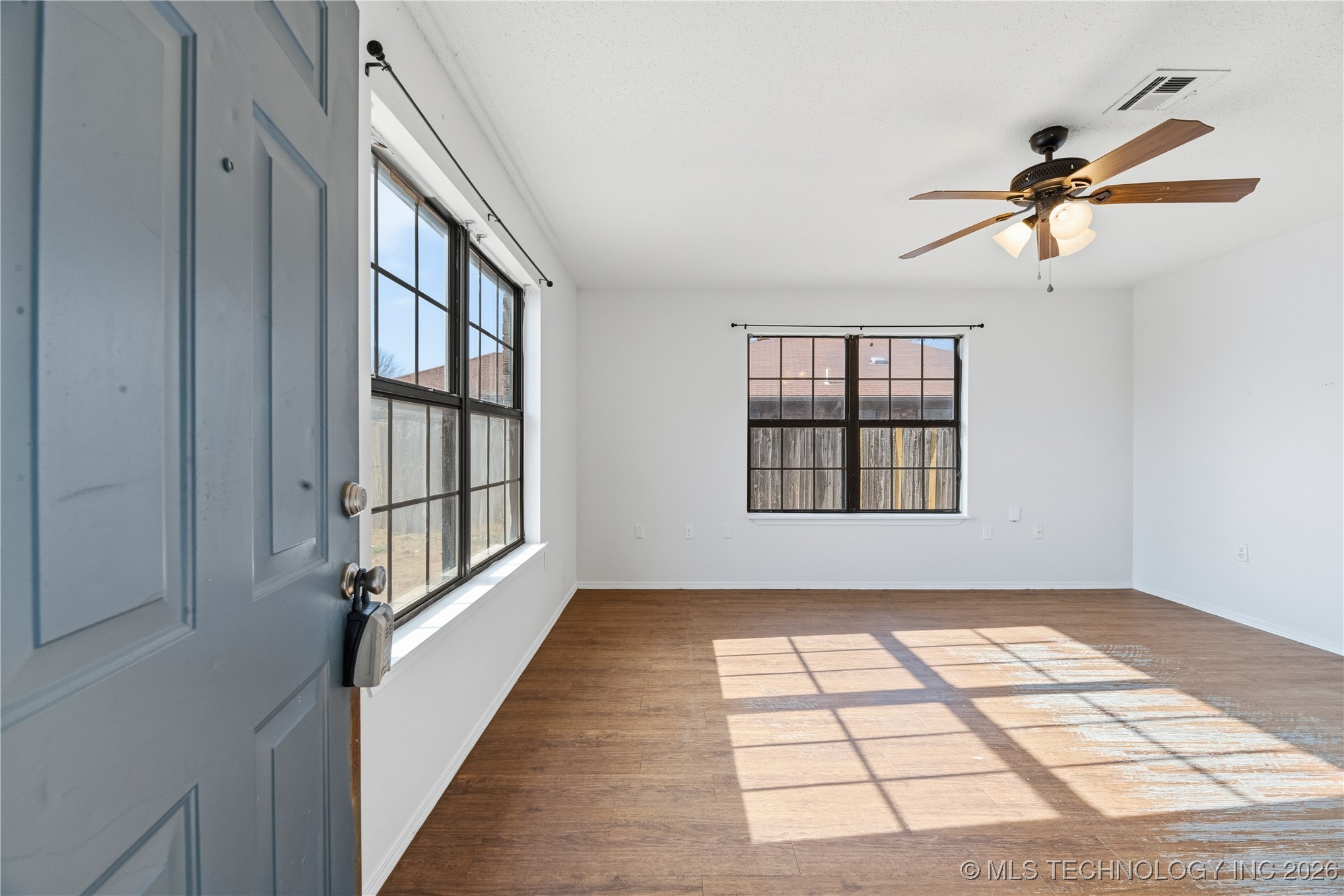 618 W 19th Street S Property Photo 3