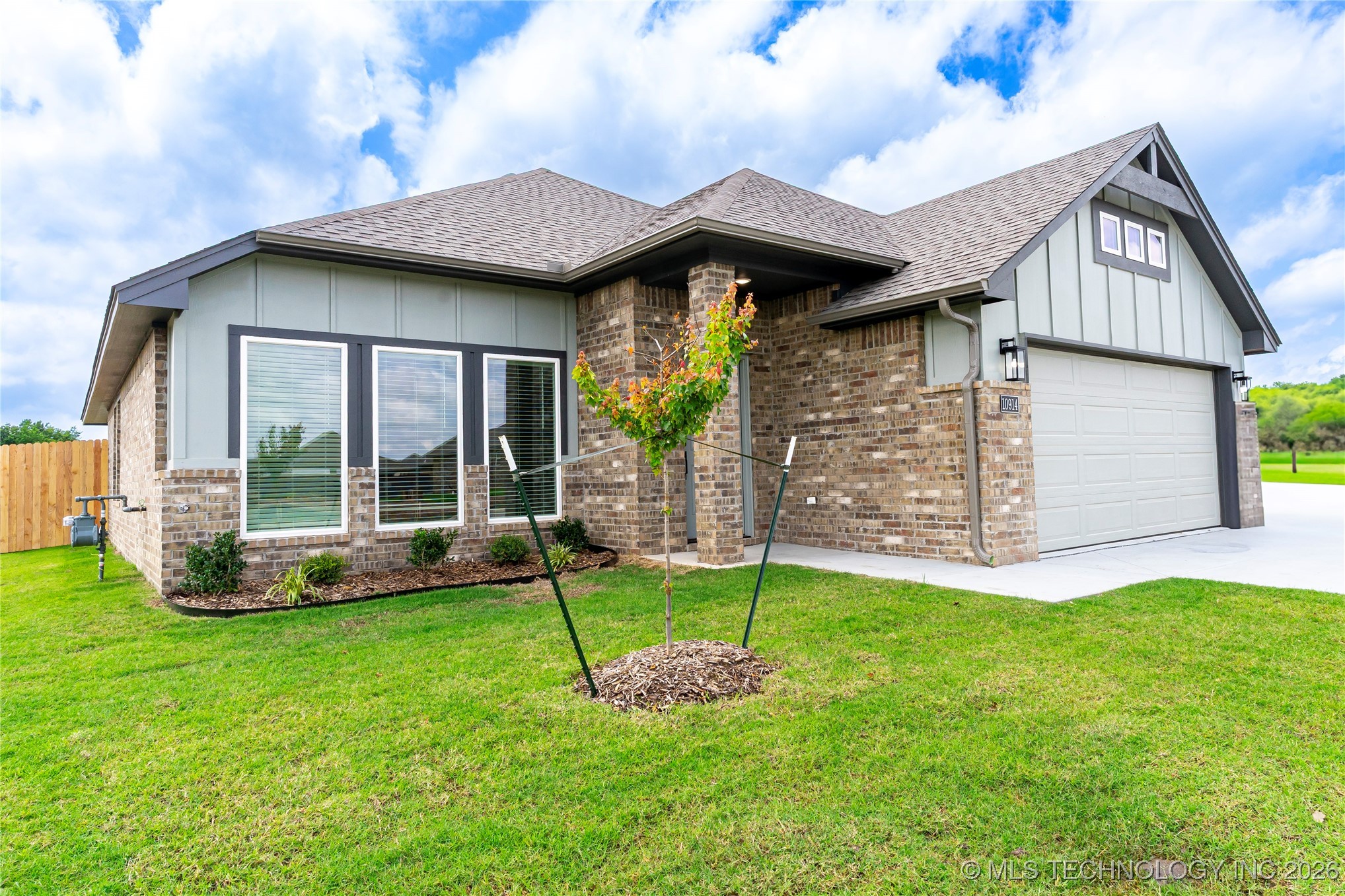 10914 S 272nd East Avenue Property Photo 1