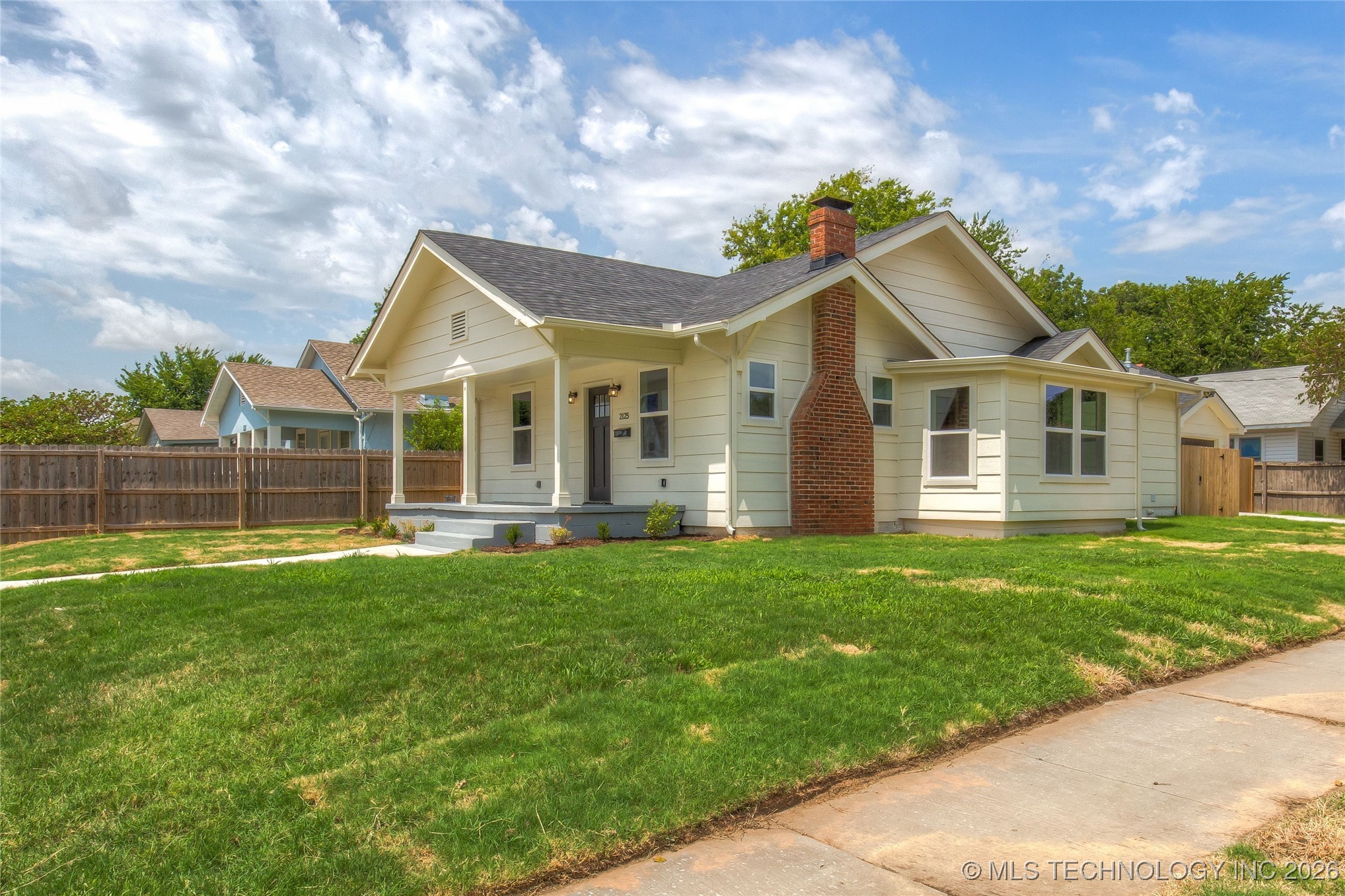 2125 E 2nd Street Property Photo 4