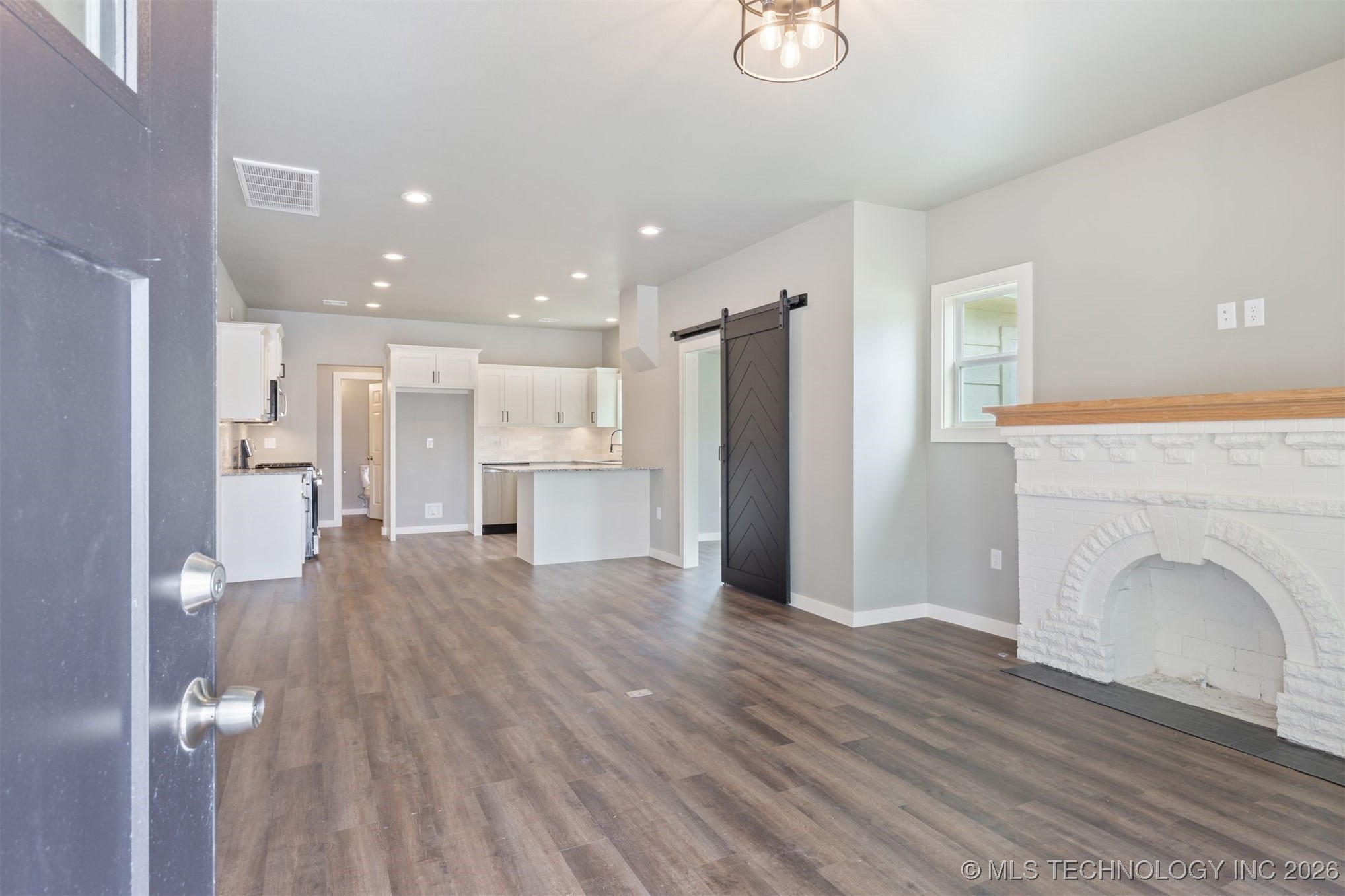 2125 E 2nd Street Property Photo 5