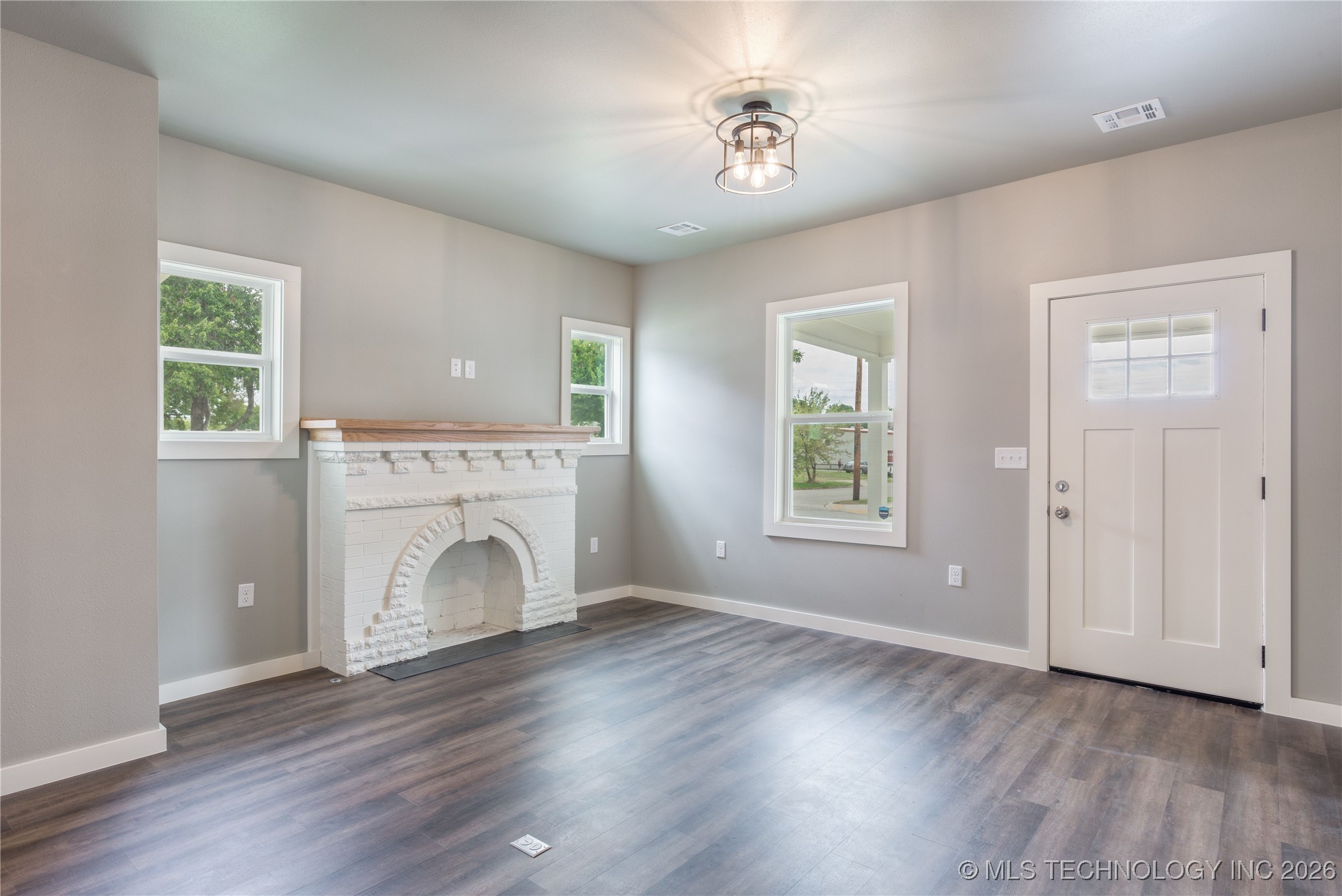 2125 E 2nd Street Property Photo 6