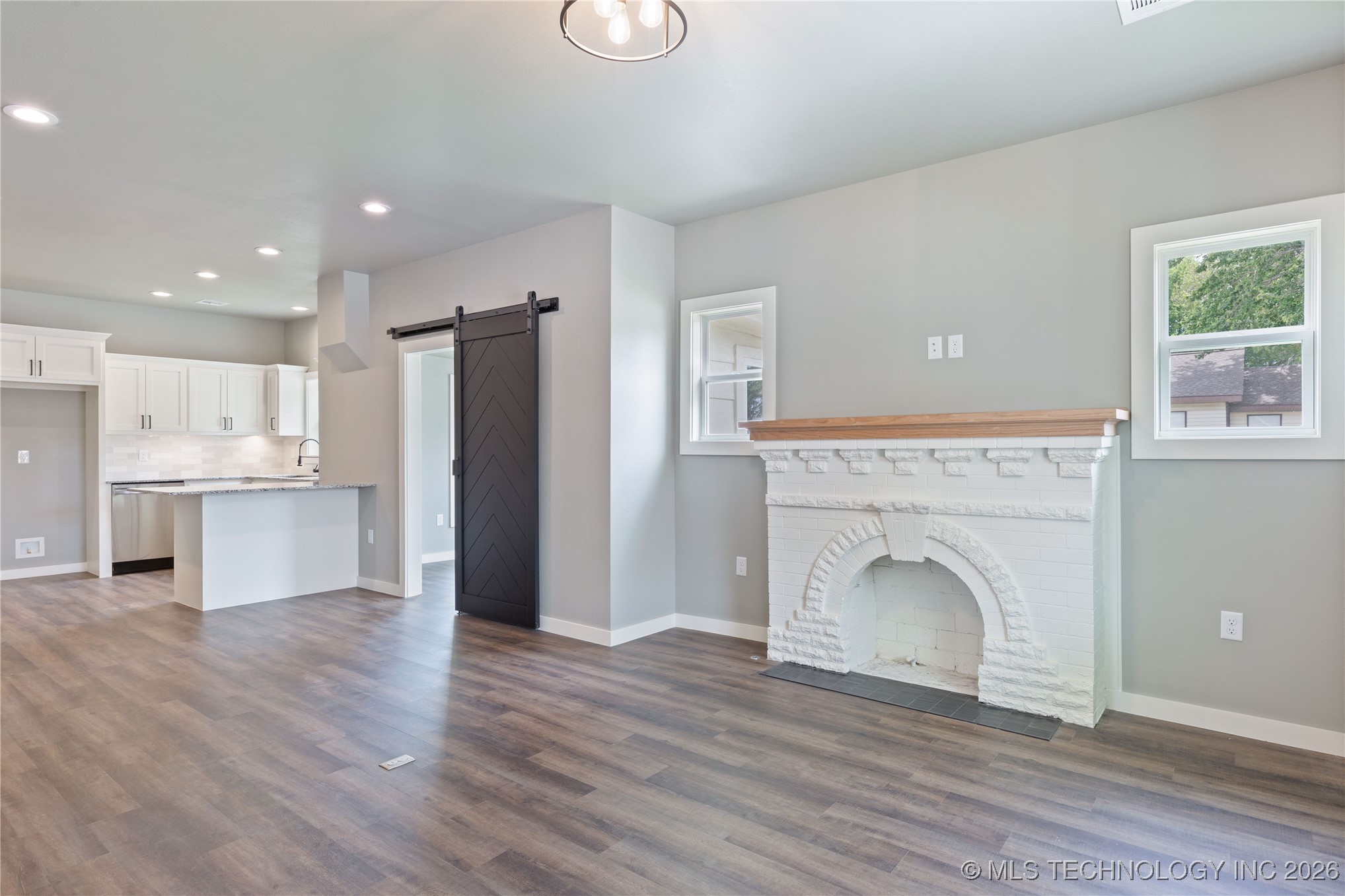 2125 E 2nd Street Property Photo 7