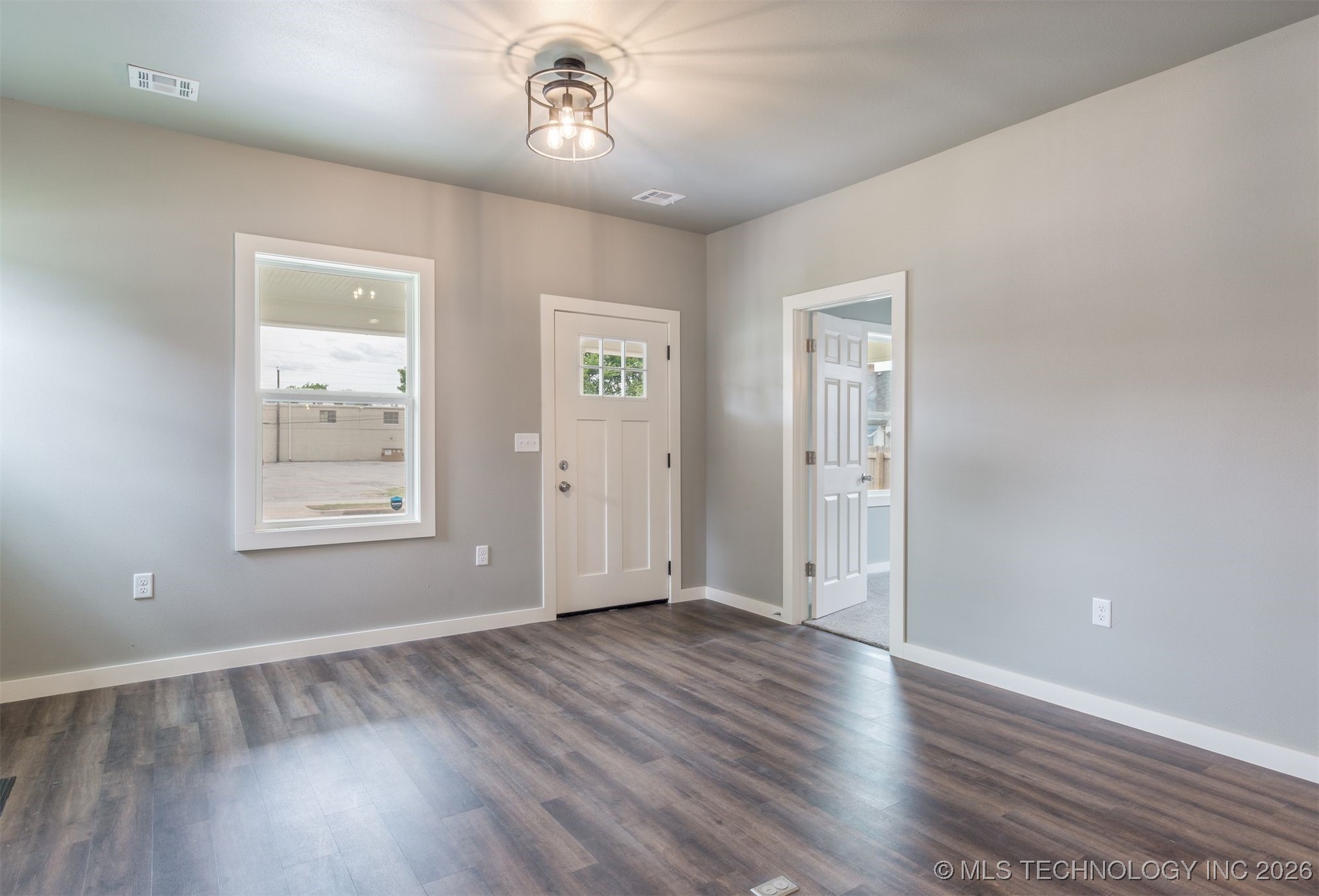 2125 E 2nd Street Property Photo 8