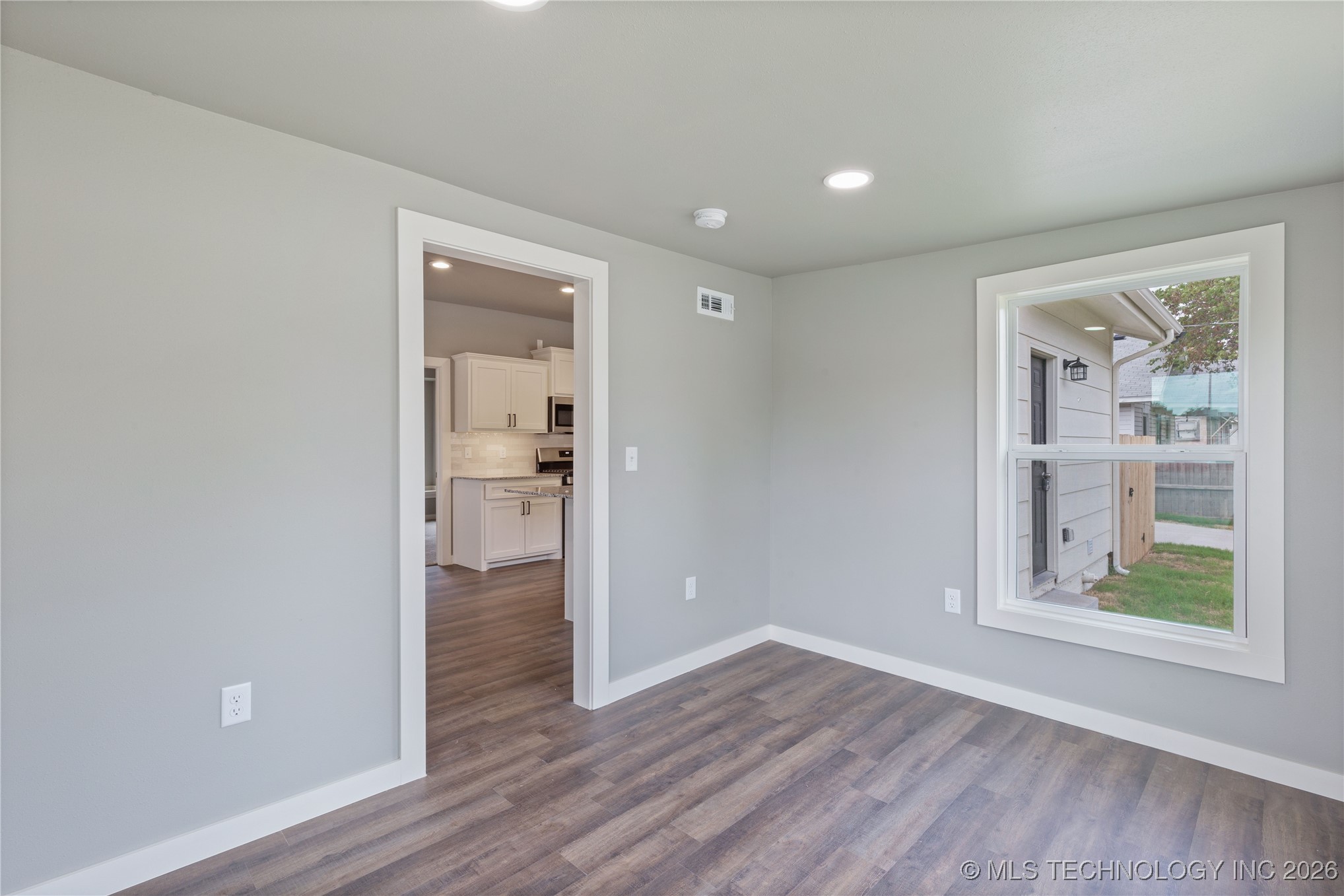 2125 E 2nd Street Property Photo 9