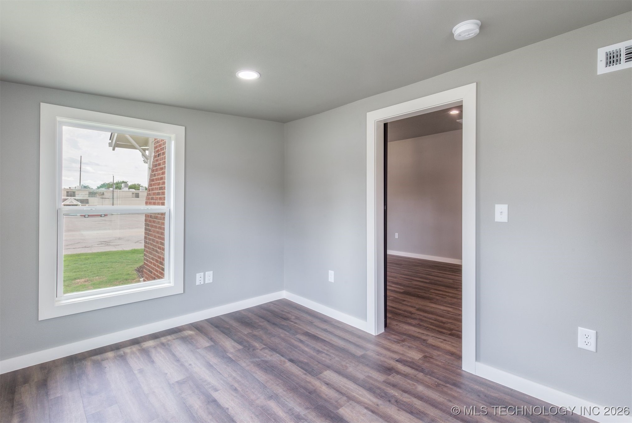 2125 E 2nd Street Property Photo 10