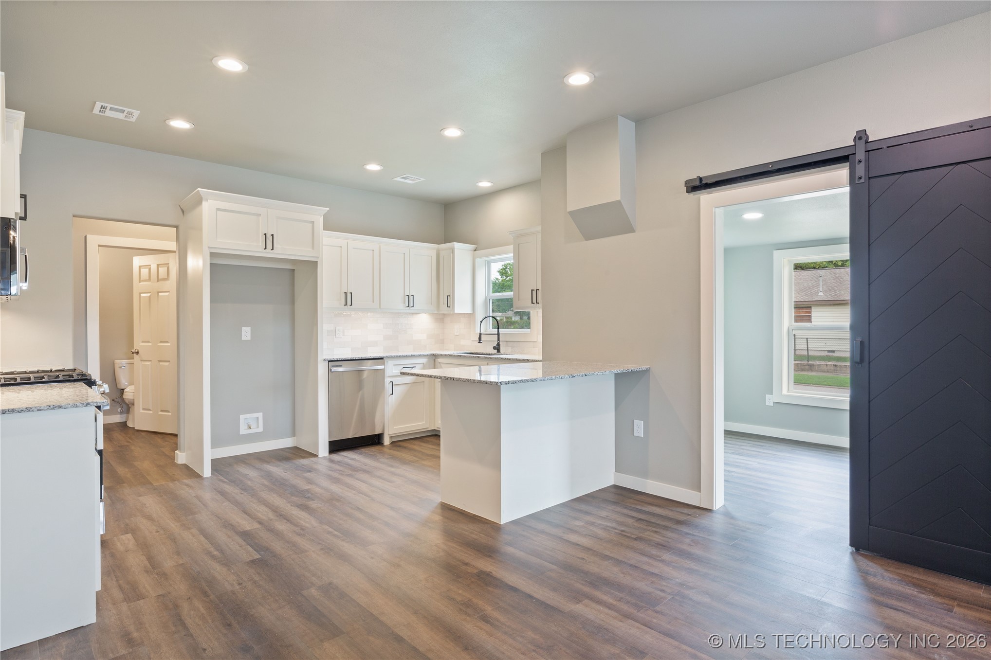 2125 E 2nd Street Property Photo 13