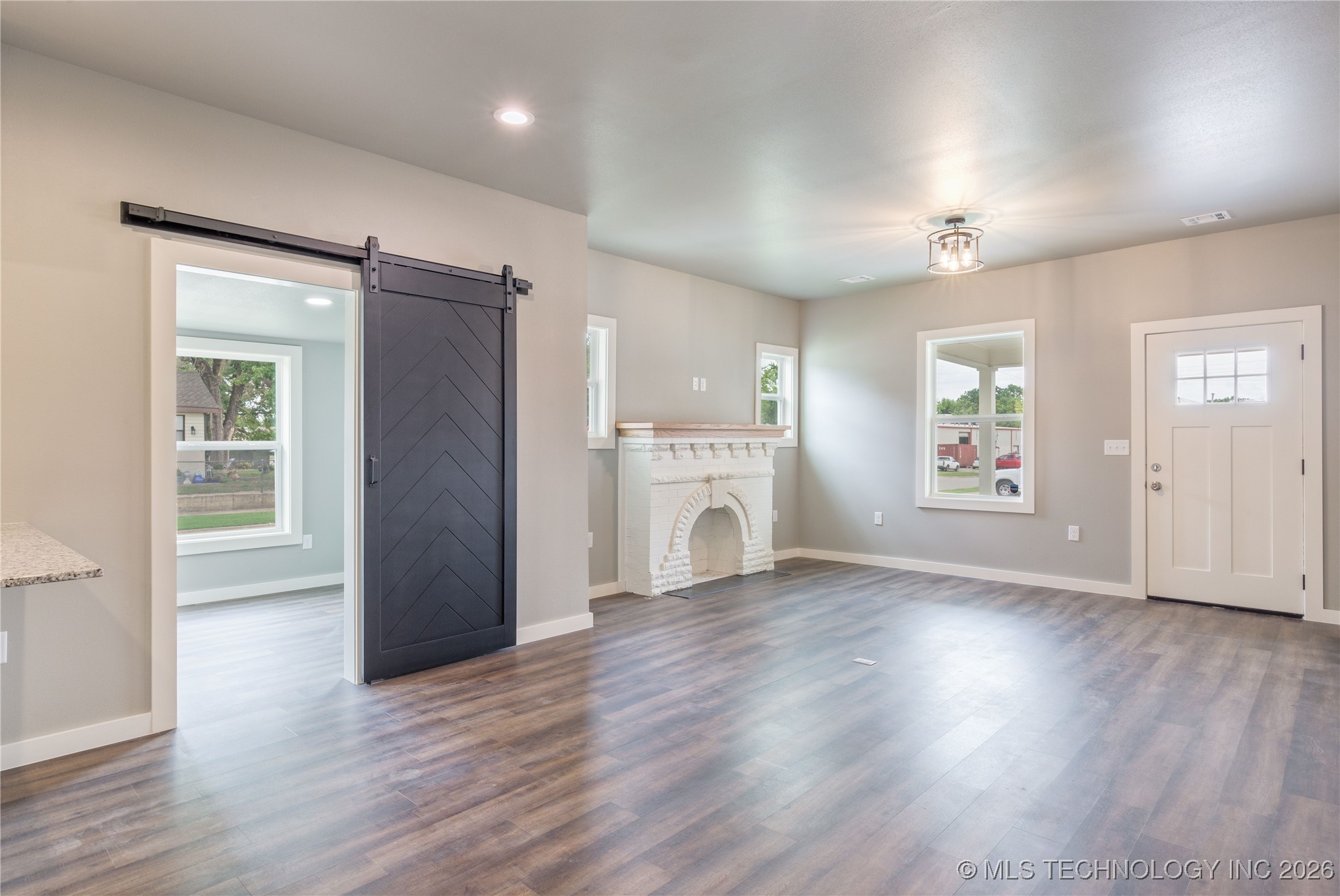 2125 E 2nd Street Property Photo 18