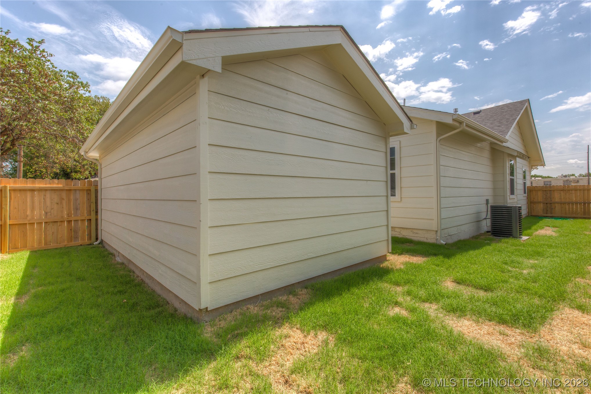 2125 E 2nd Street Property Photo 32