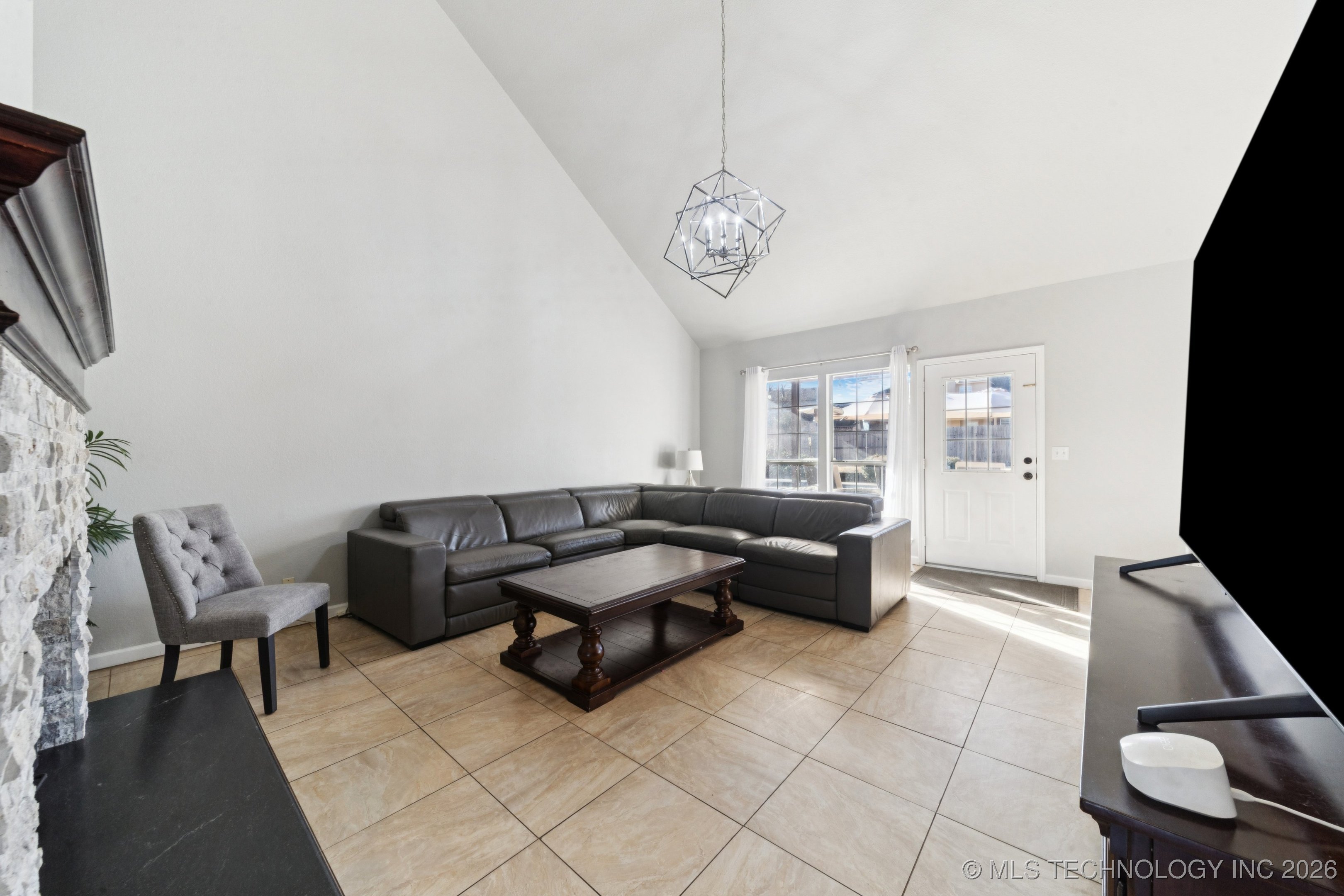 1012 S Willow Avenue Property Photo 8