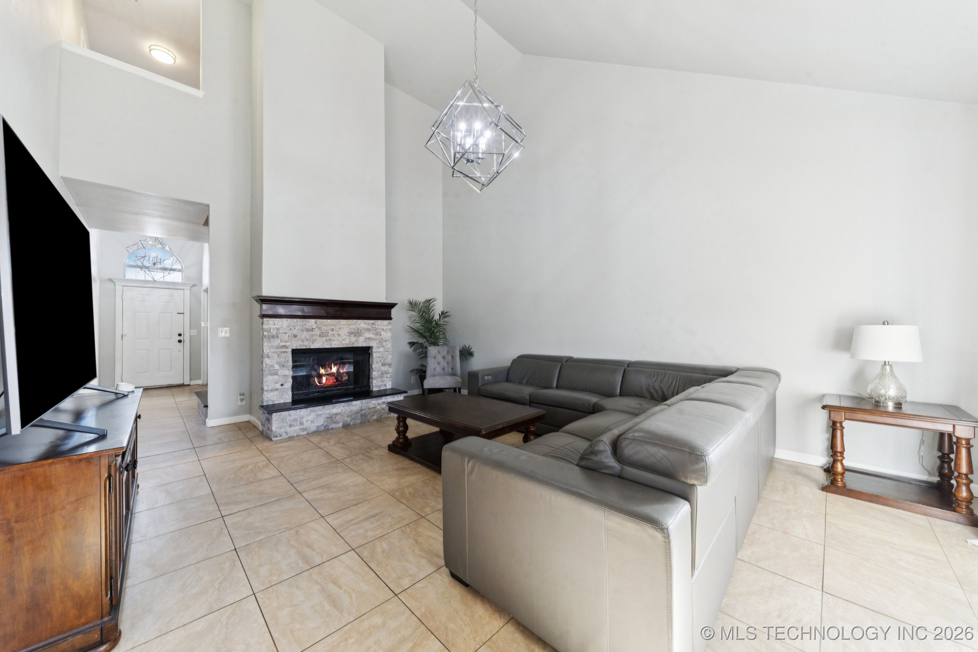 1012 S Willow Avenue Property Photo 9