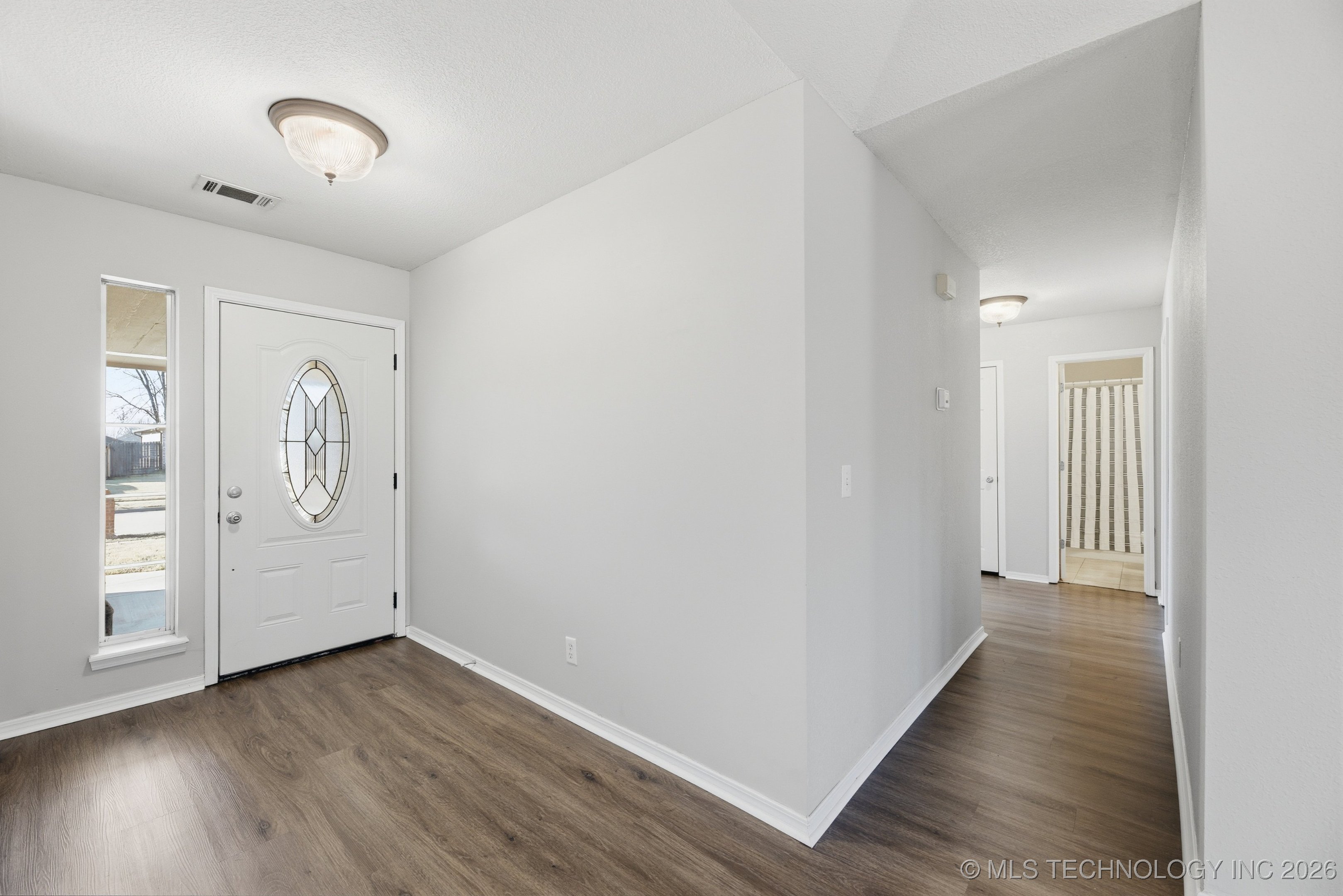 5305 S Maple Place Property Photo 4