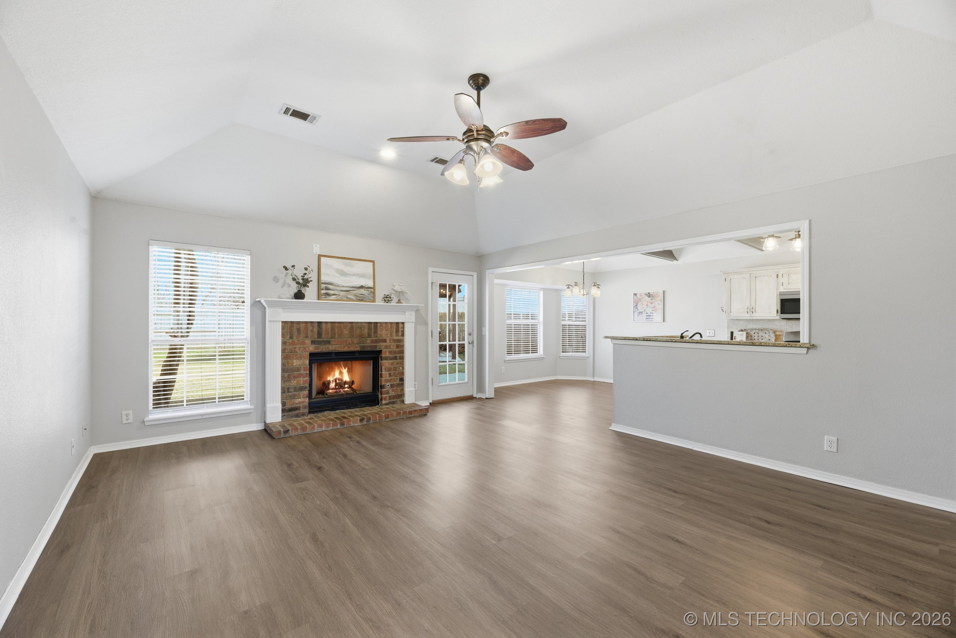 5305 S Maple Place Property Photo 5