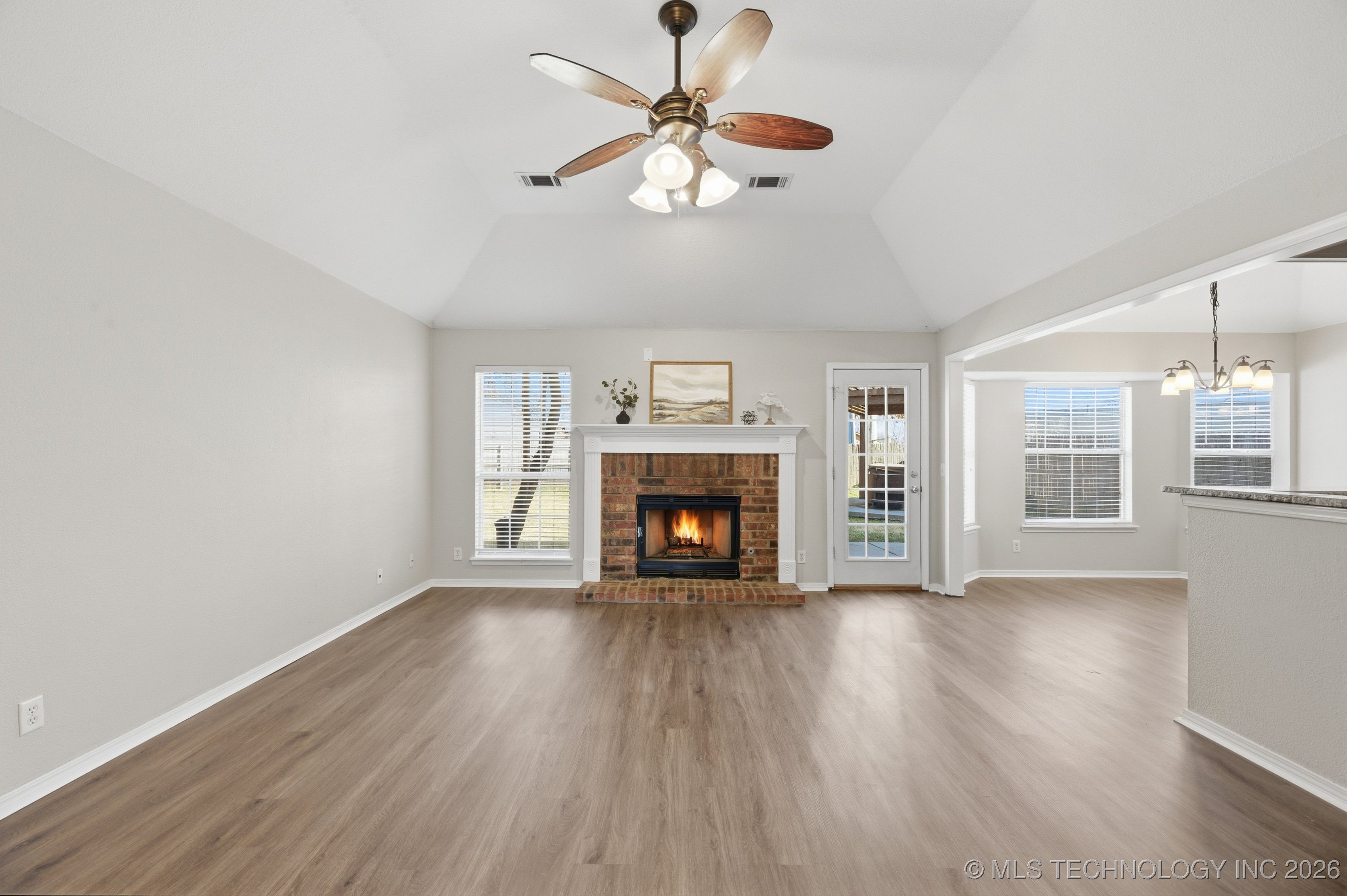 5305 S Maple Place Property Photo 6