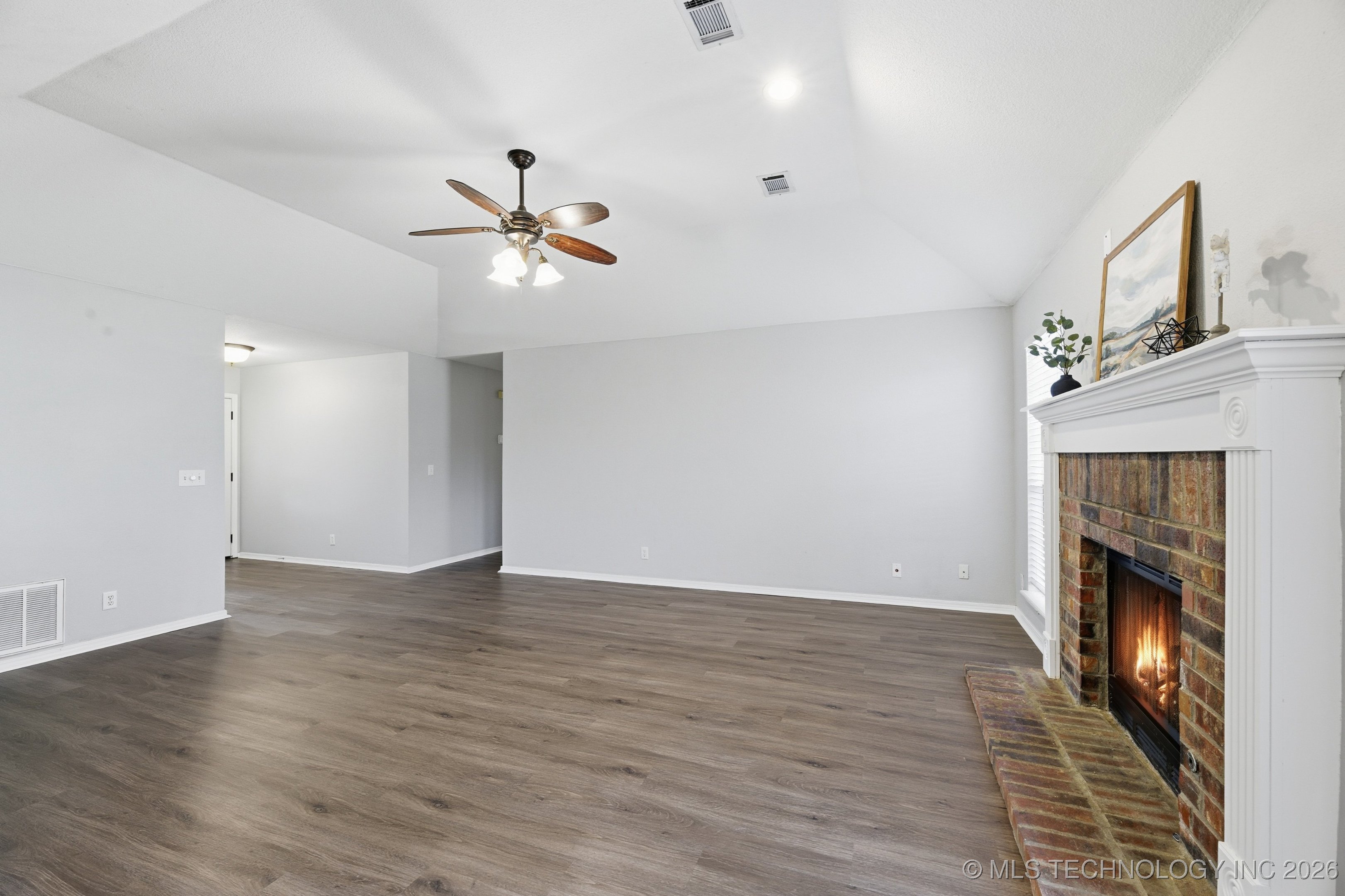 5305 S Maple Place Property Photo 7