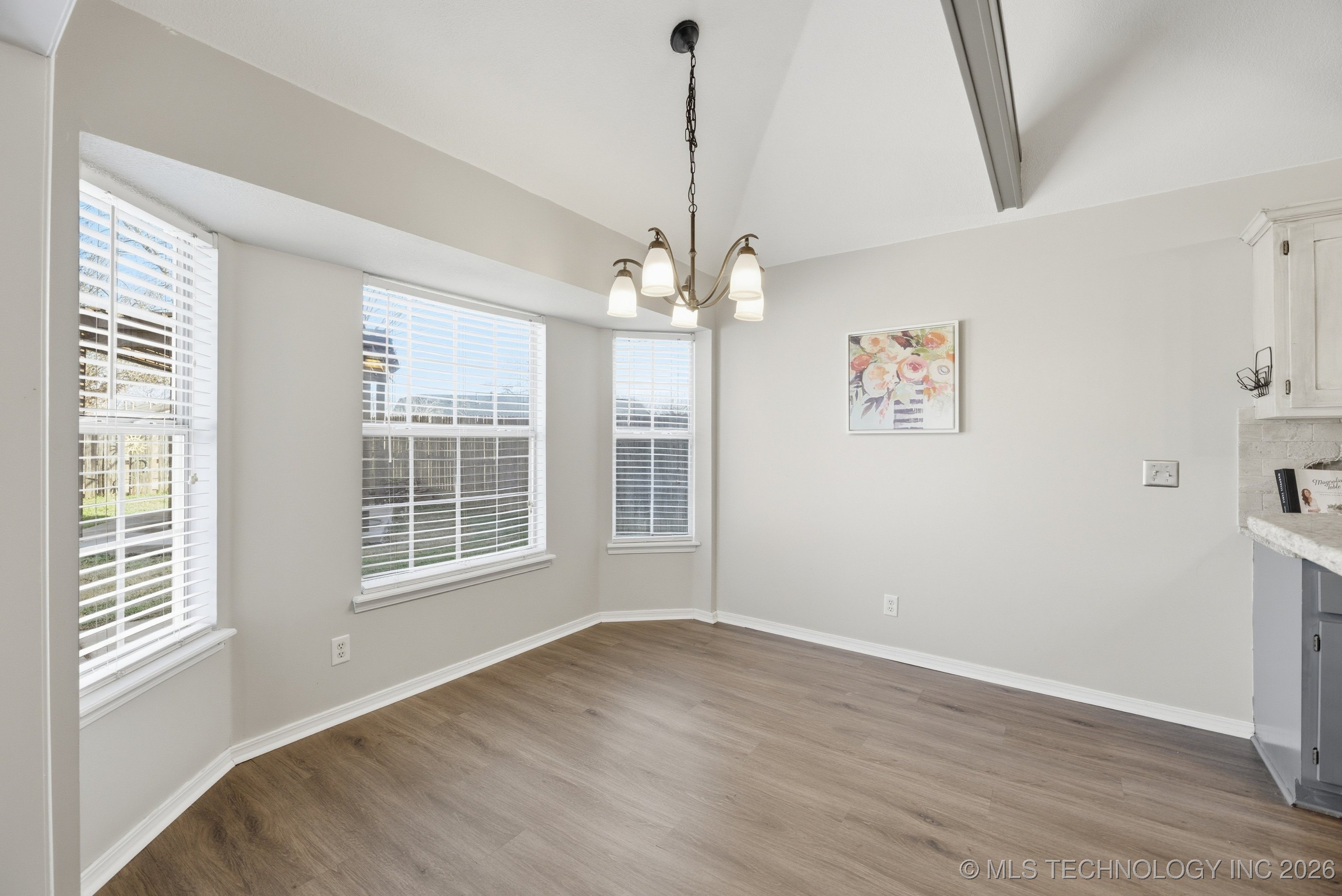 5305 S Maple Place Property Photo 8