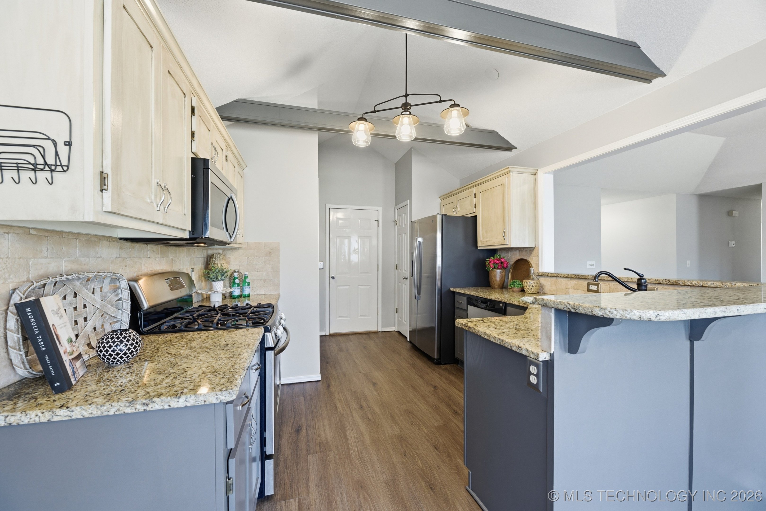 5305 S Maple Place Property Photo 9