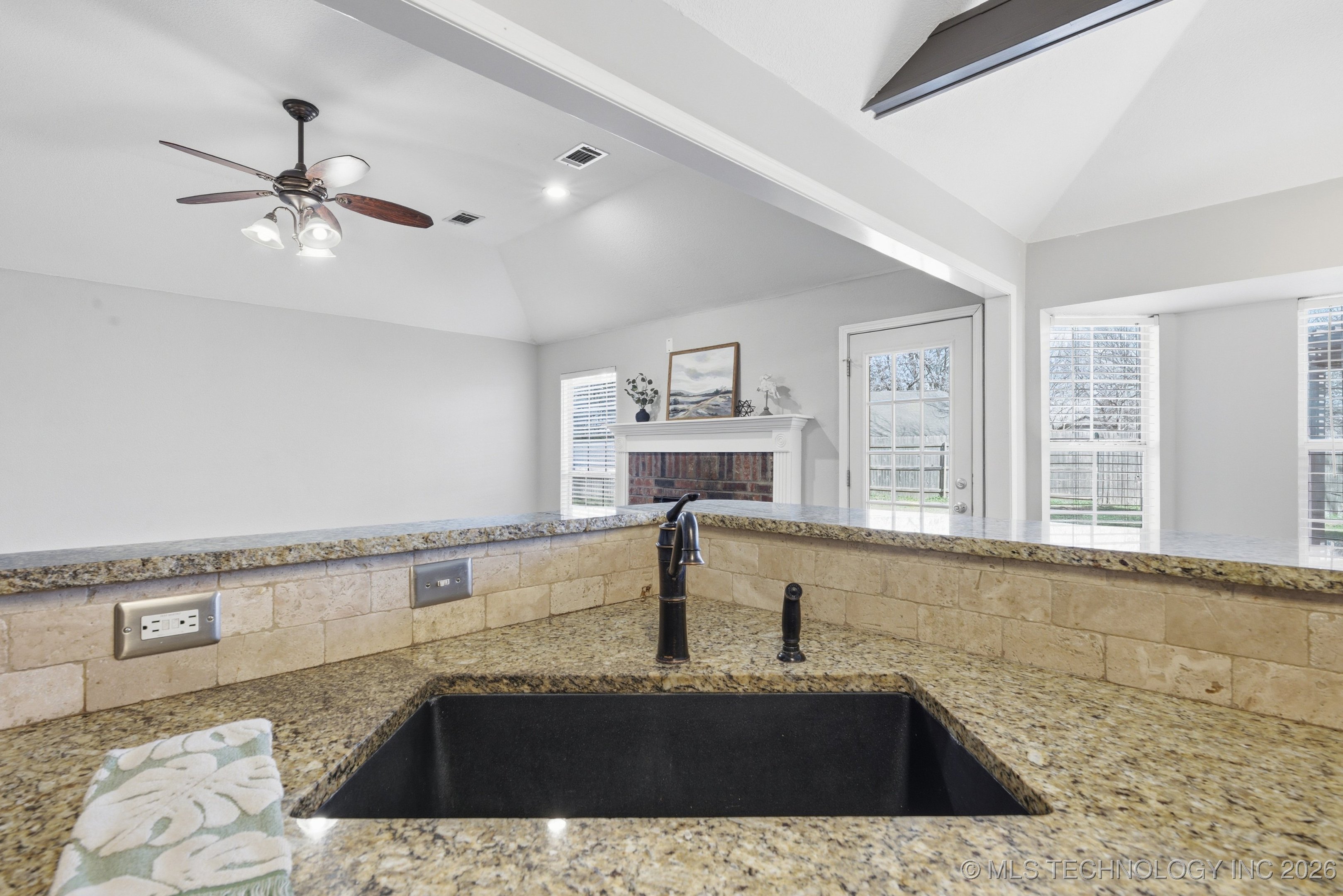 5305 S Maple Place Property Photo 10