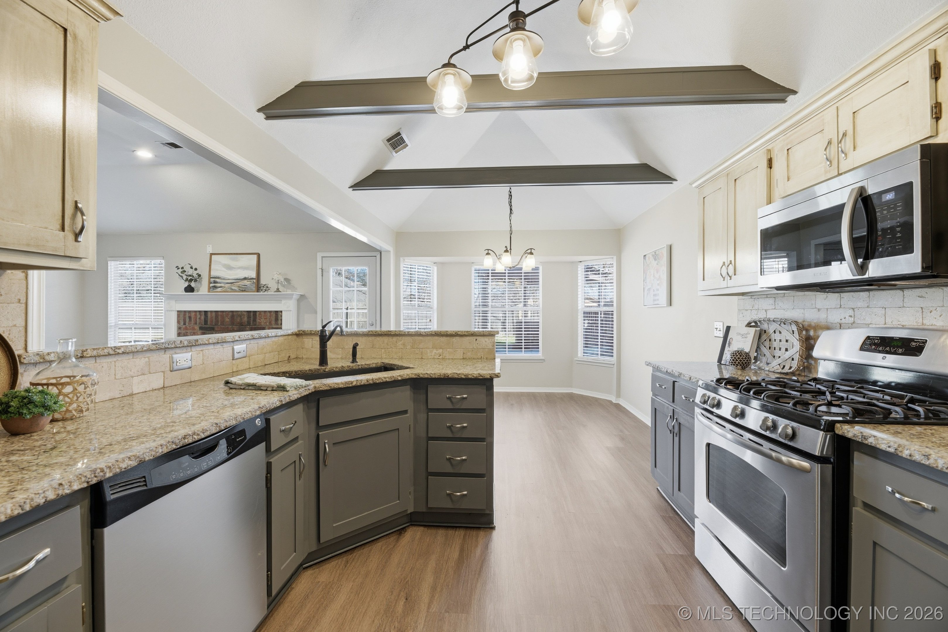 5305 S Maple Place Property Photo 12