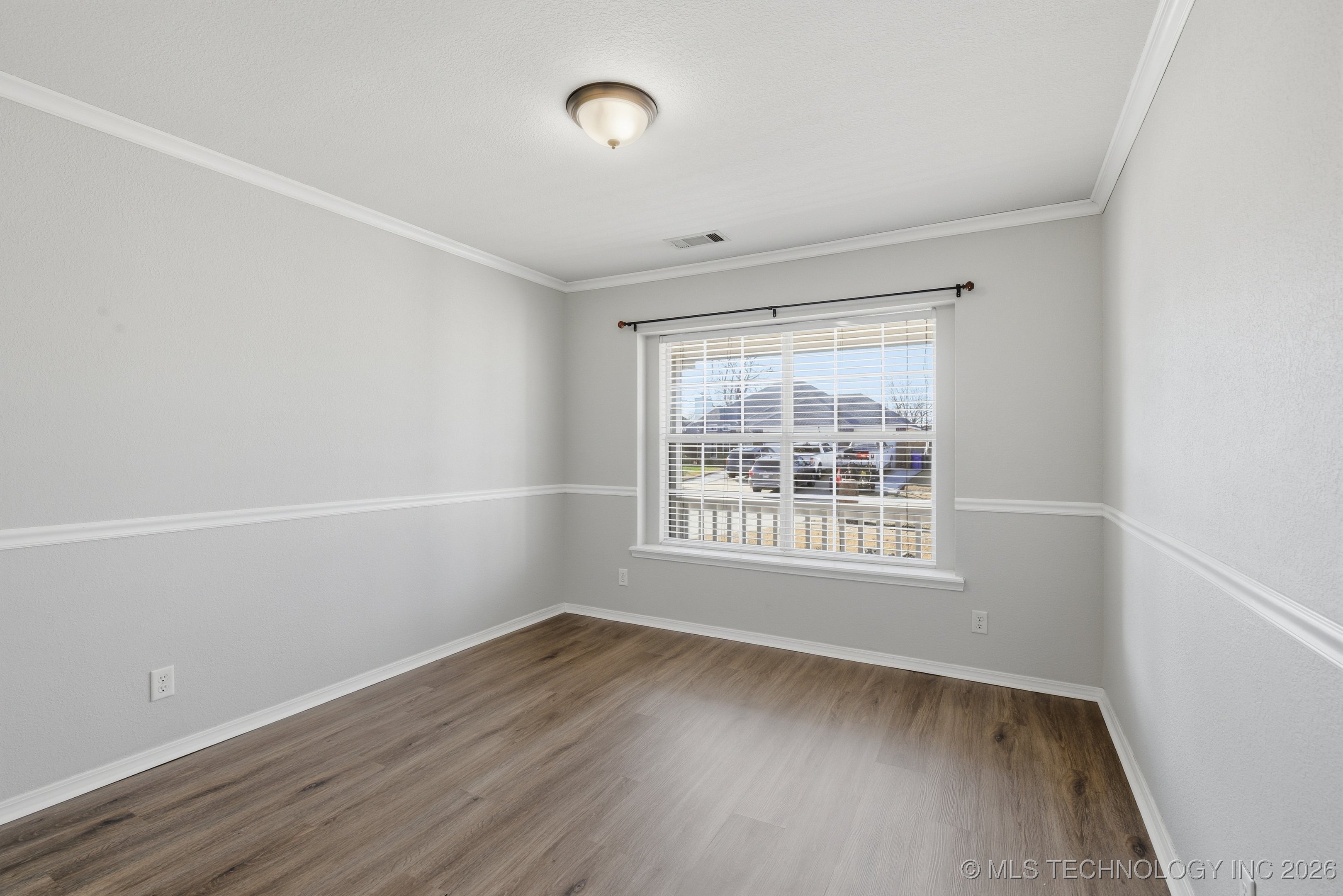 5305 S Maple Place Property Photo 14