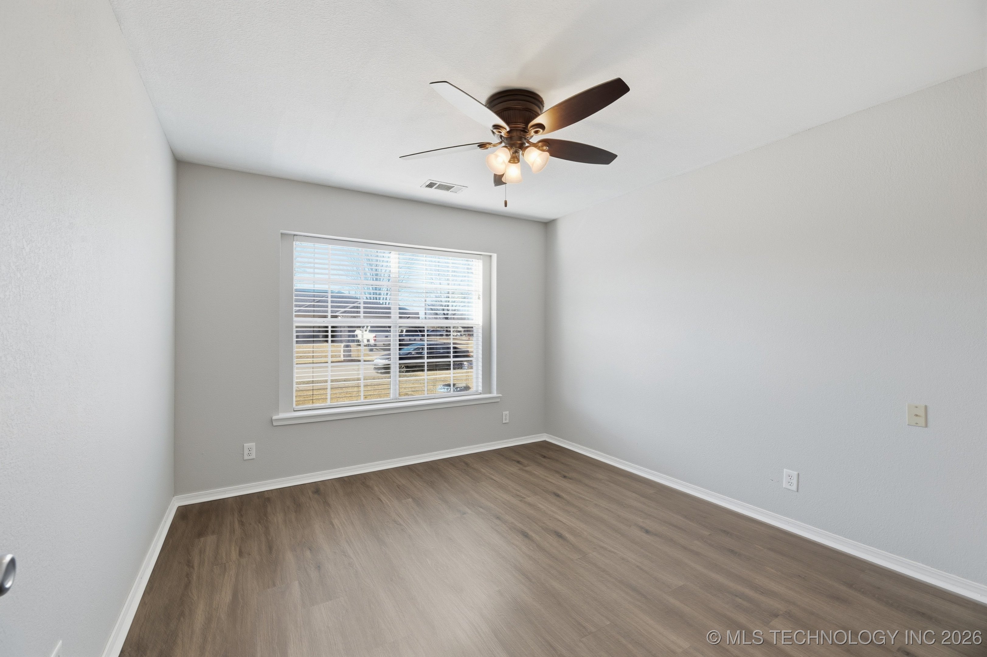 5305 S Maple Place Property Photo 16