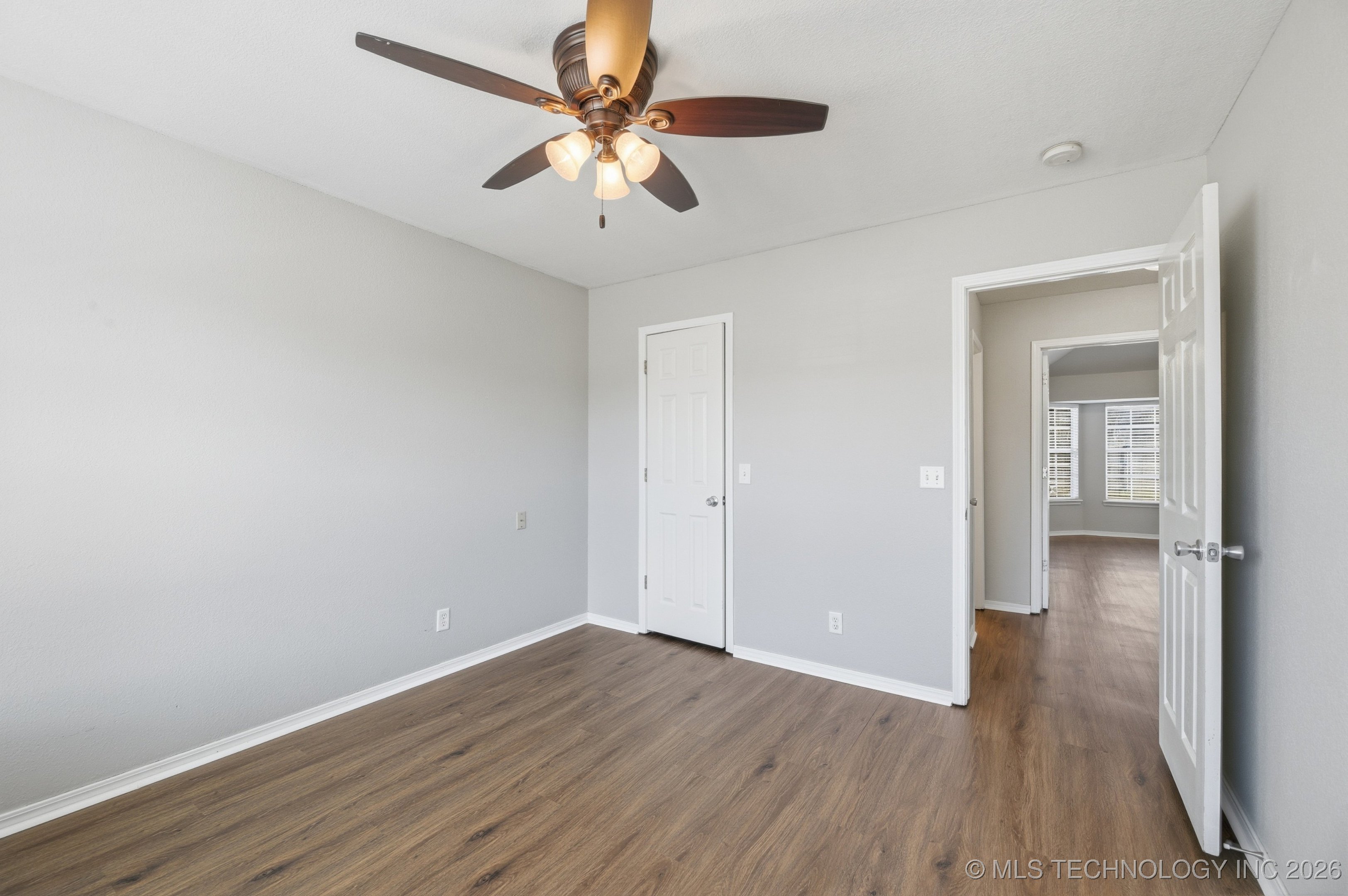 5305 S Maple Place Property Photo 17