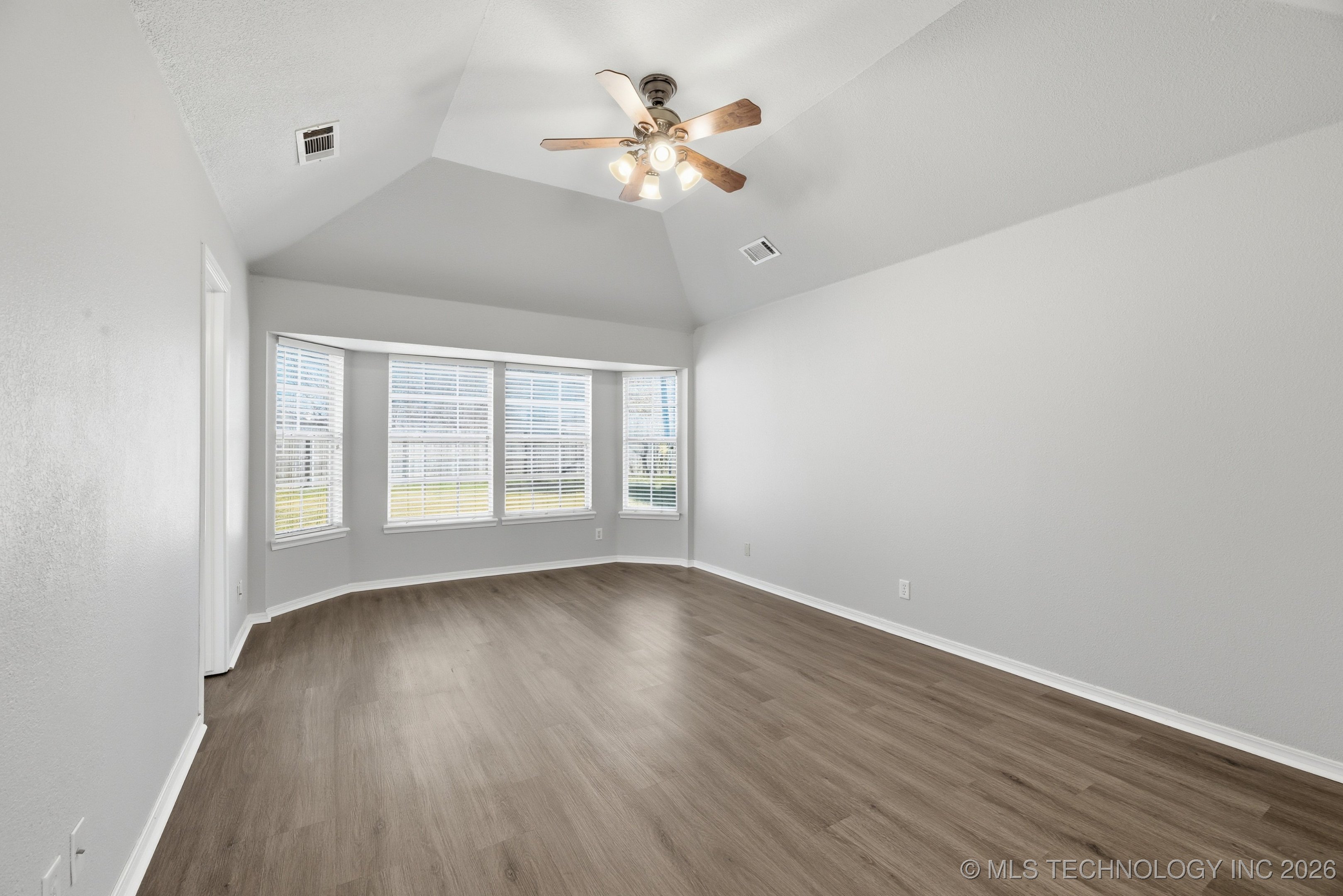 5305 S Maple Place Property Photo 19