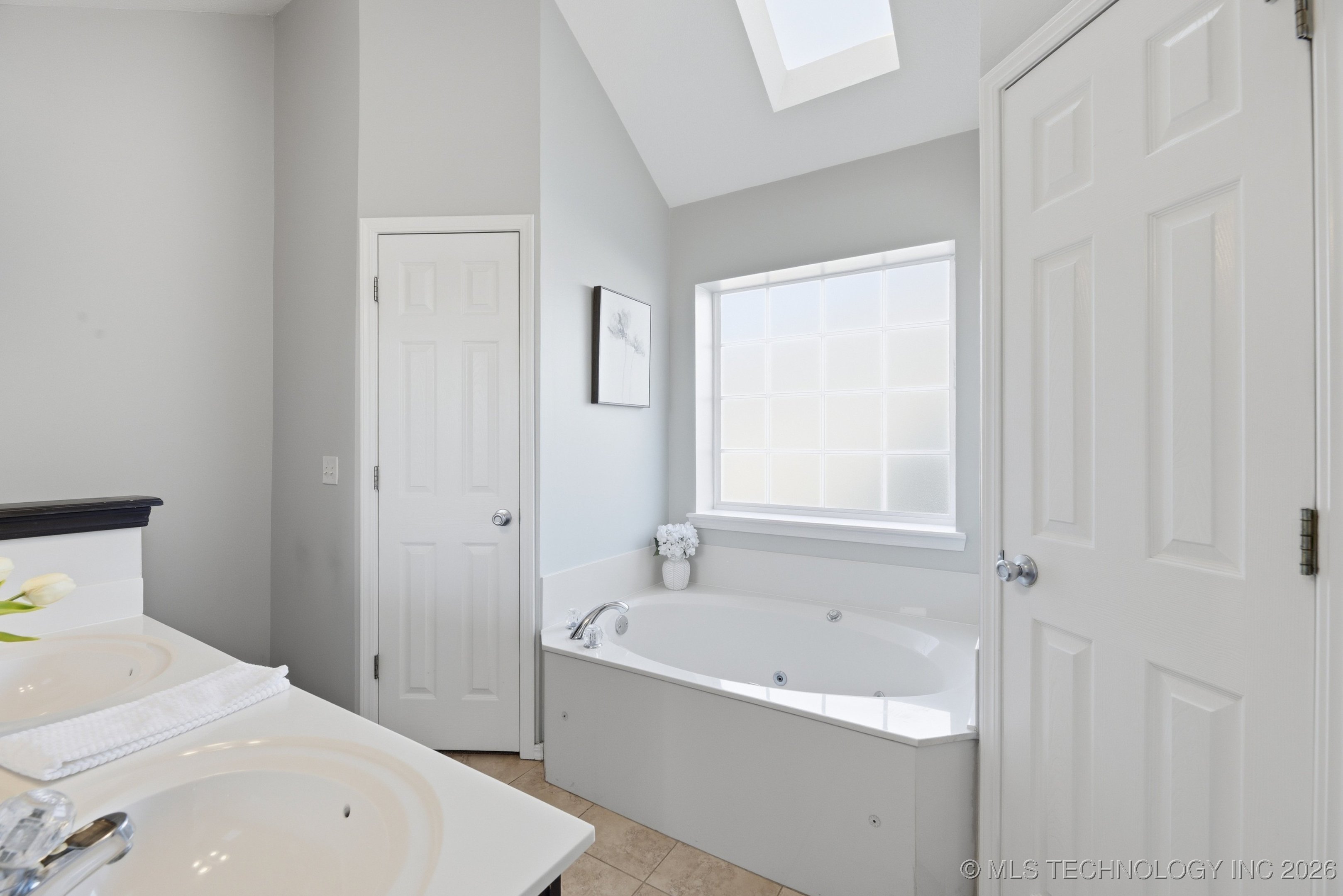 5305 S Maple Place Property Photo 22