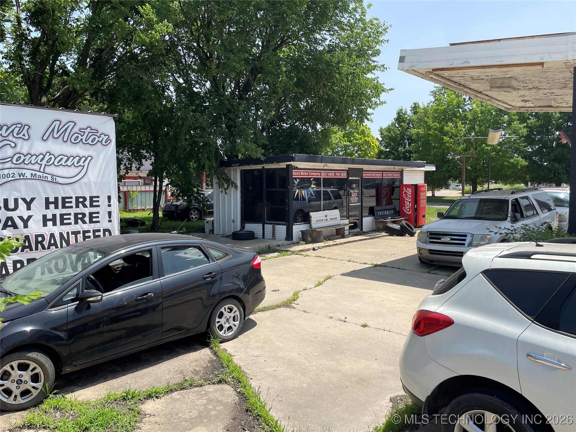 1002 W Main Street Property Photo 3