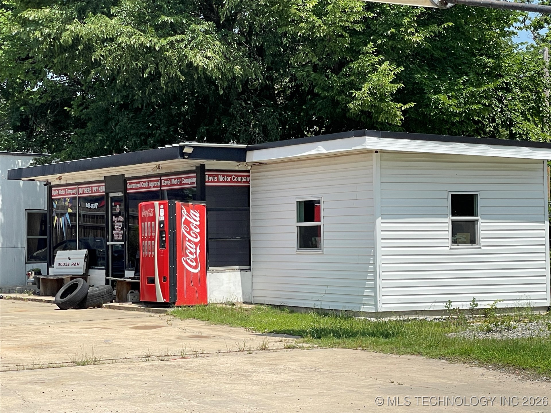 1002 W Main Street Property Photo 5