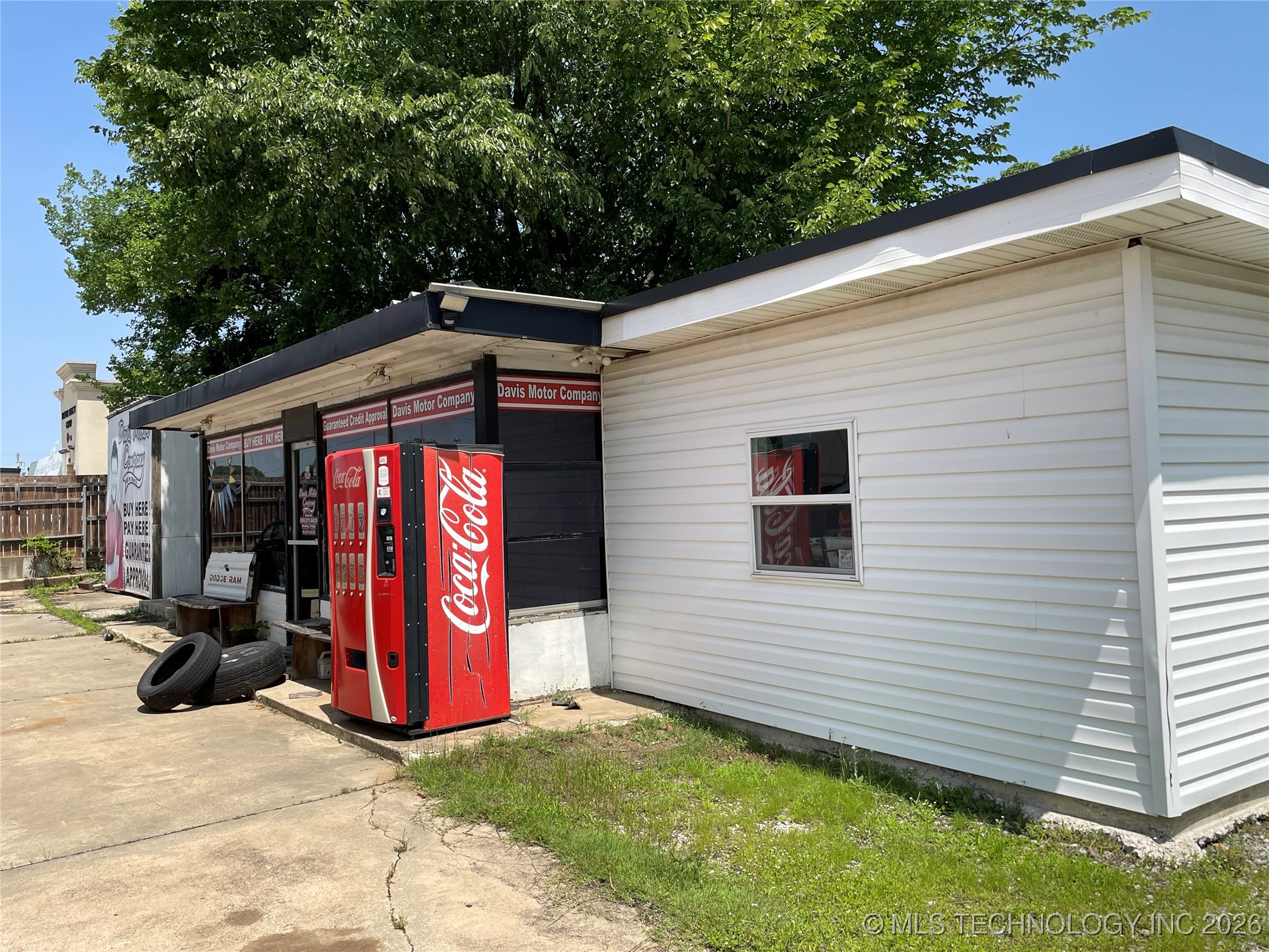 1002 W Main Street Property Photo 6