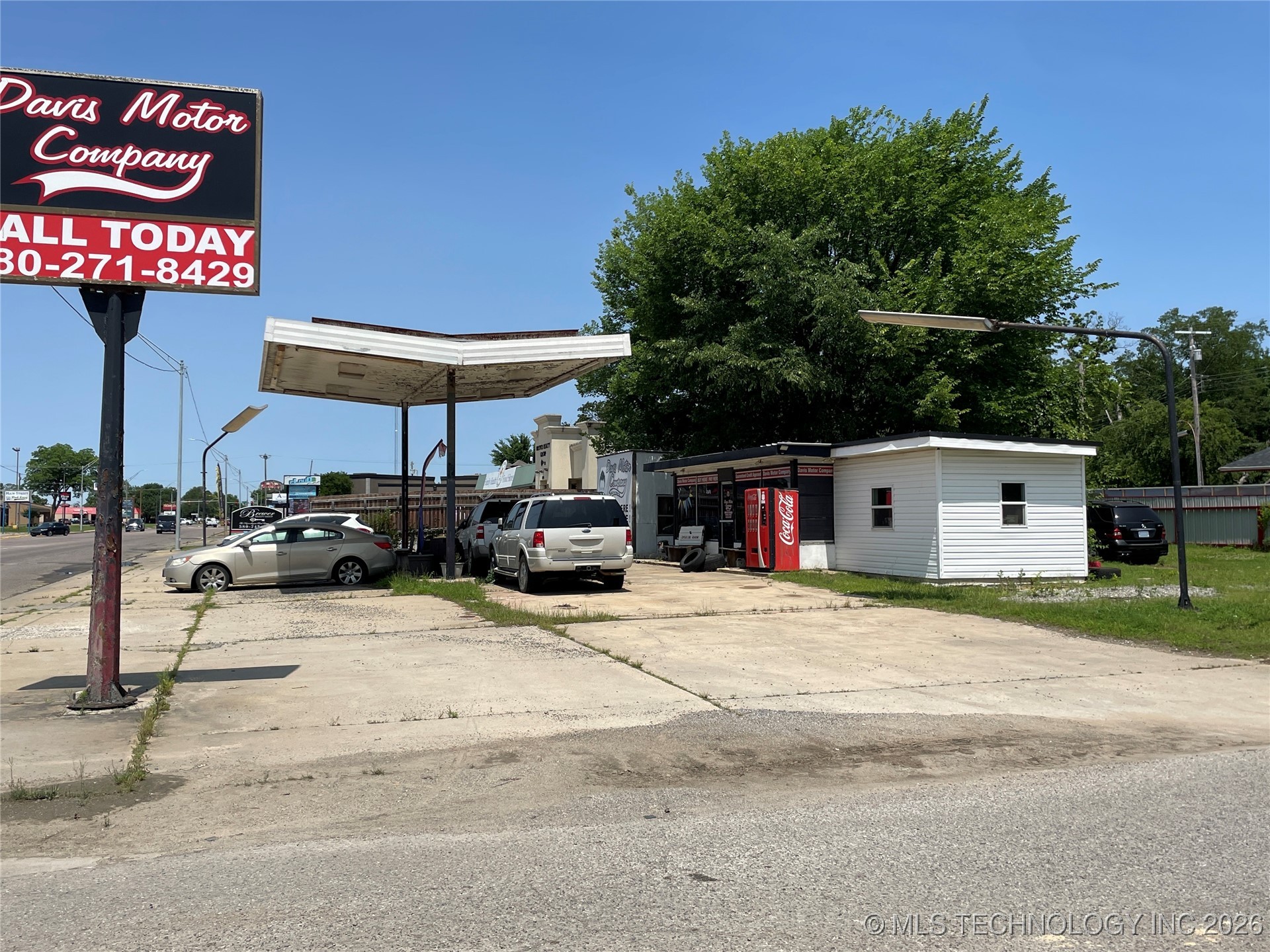 1002 W Main Street Property Photo 8