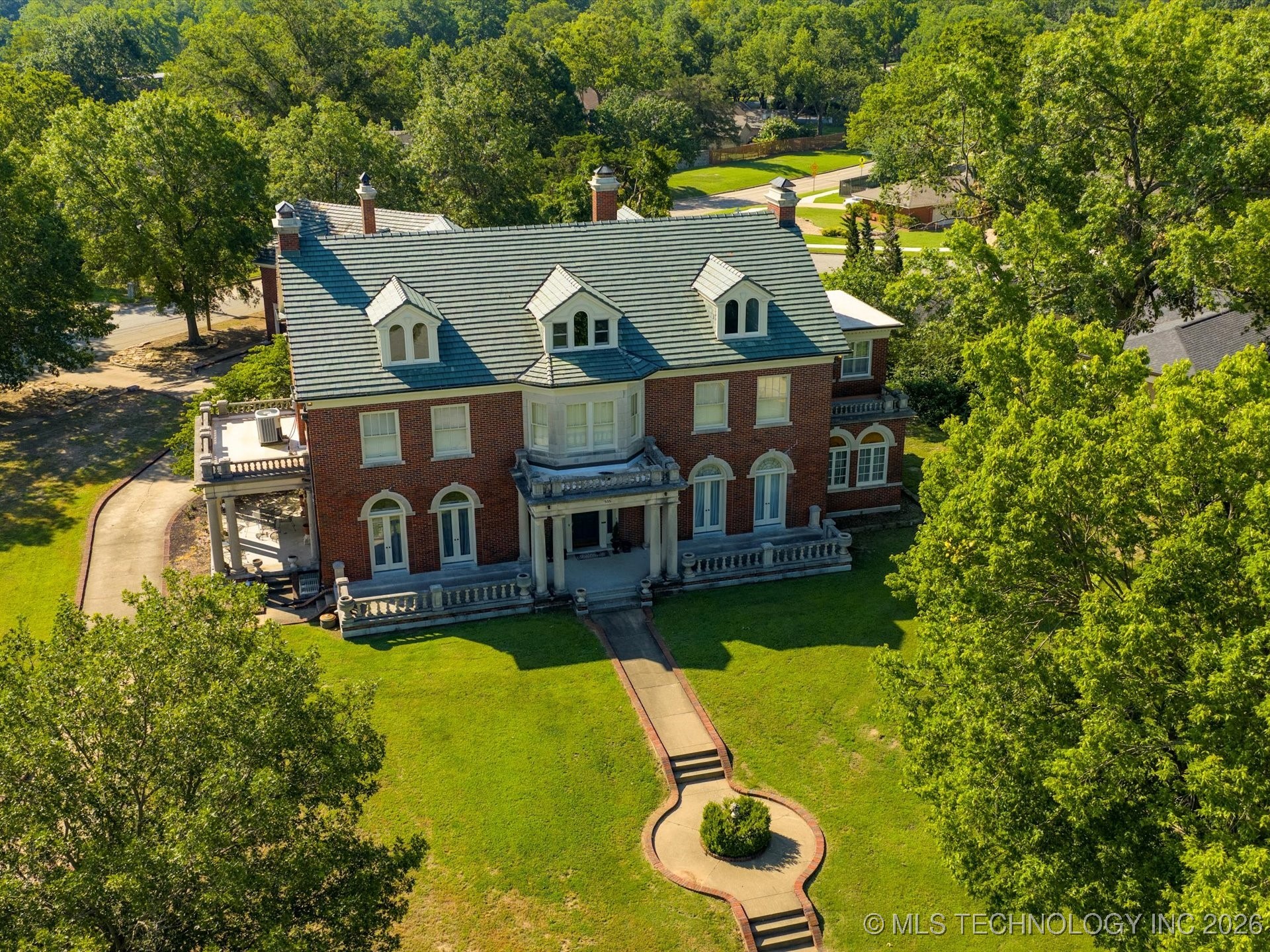 535 E 14th Street Property Photo 1