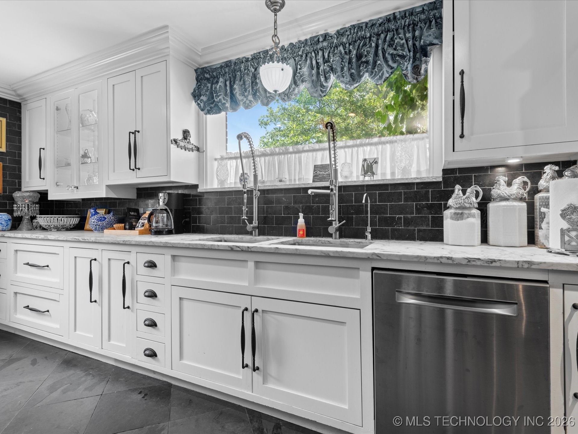 535 E 14th Street Property Photo 12