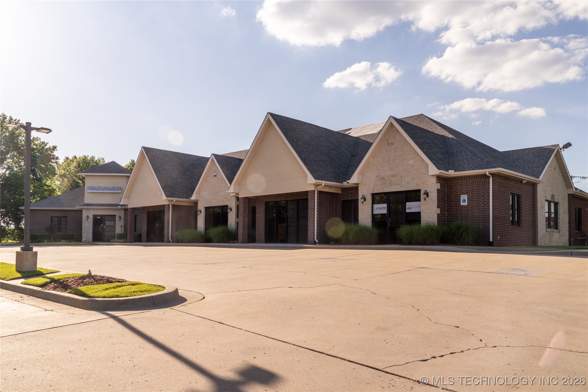 8126 S Mingo Road Property Photo 2