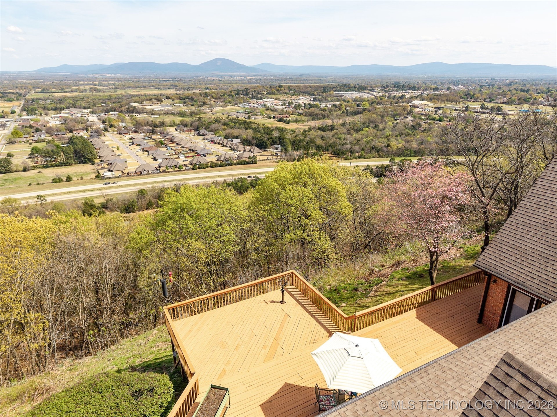 100 Winters Way Property Photo 7