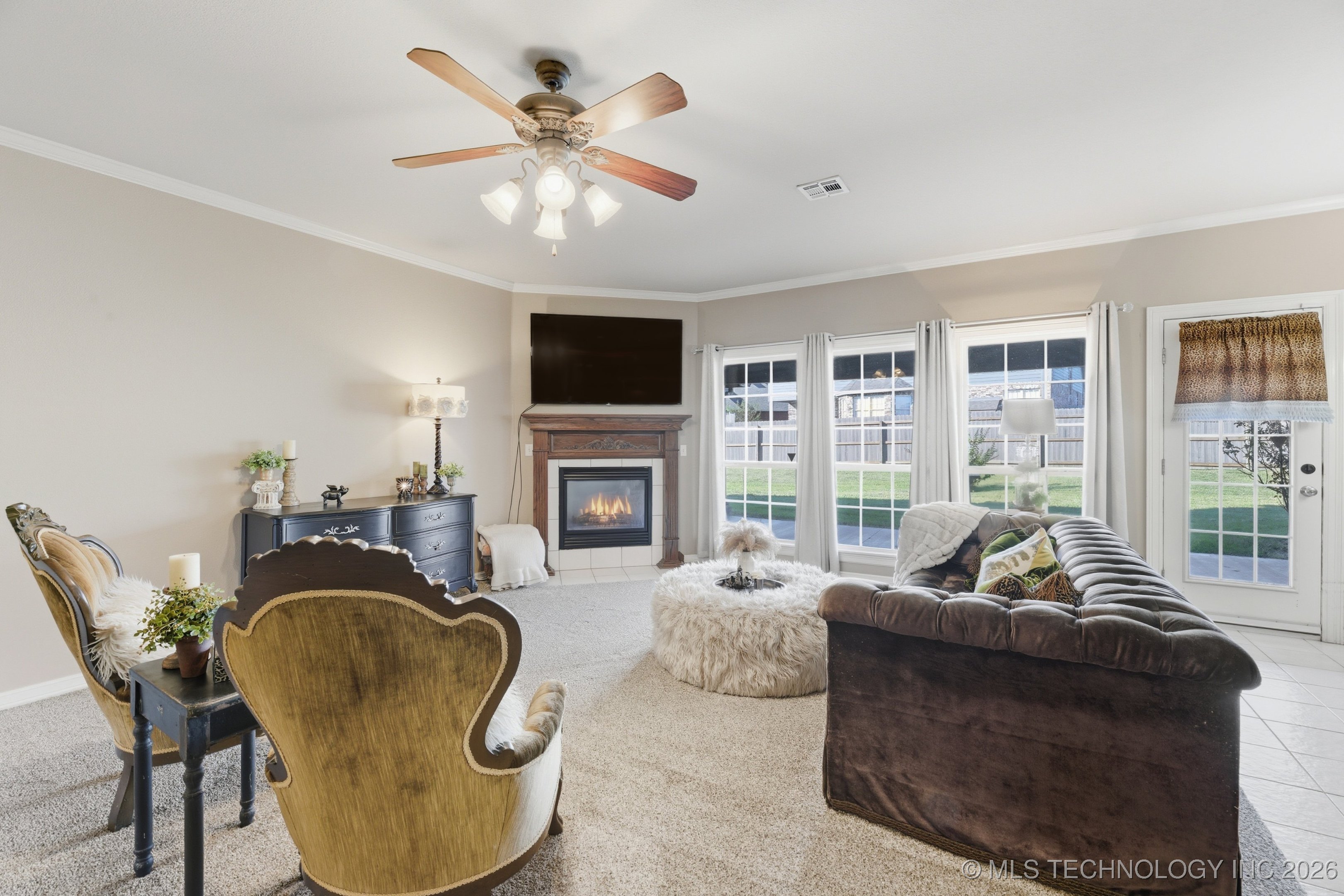 8702 N 140th Terrace Property Photo 4