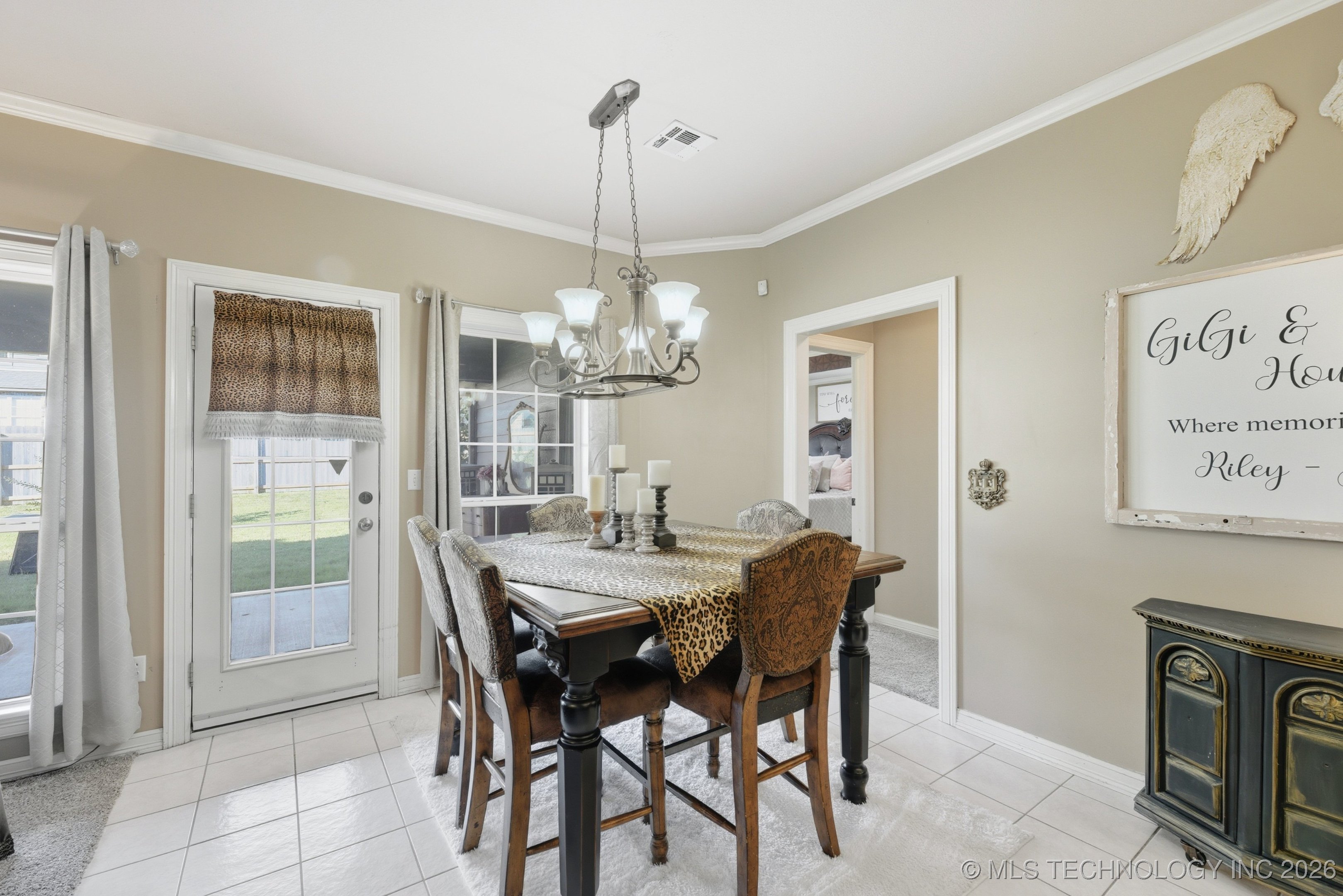 8702 N 140th Terrace Property Photo 7