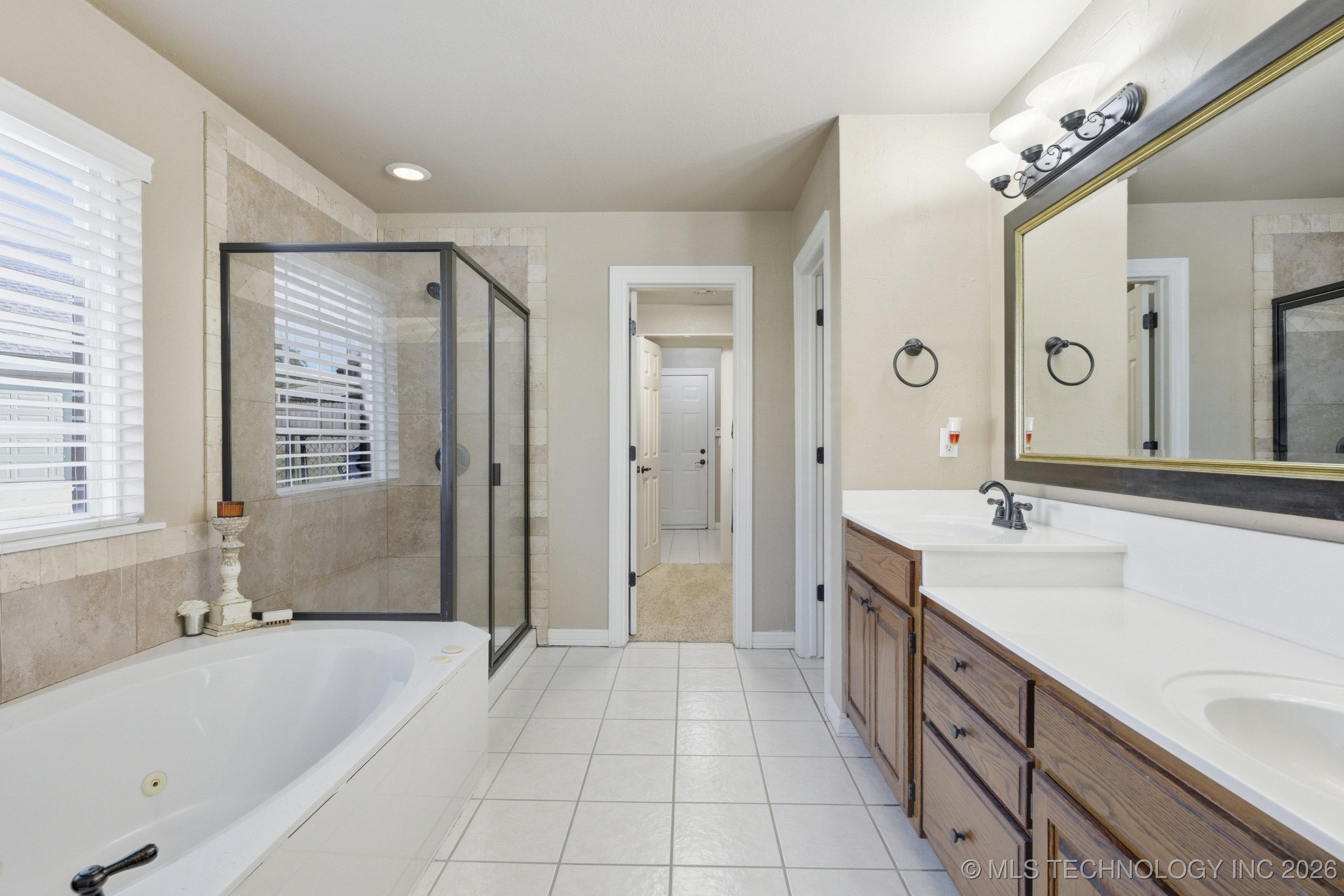 8702 N 140th Terrace Property Photo 16