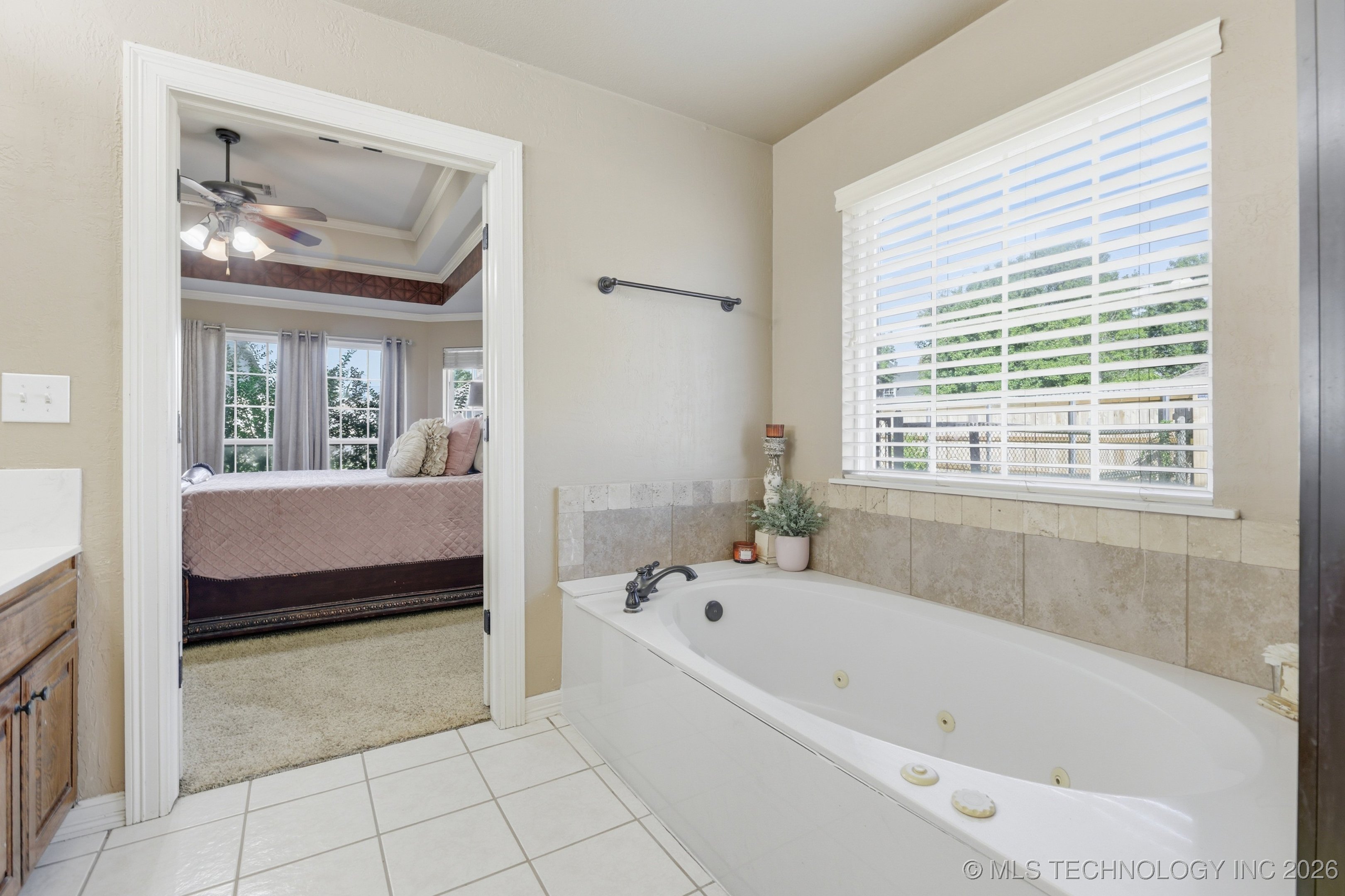 8702 N 140th Terrace Property Photo 18